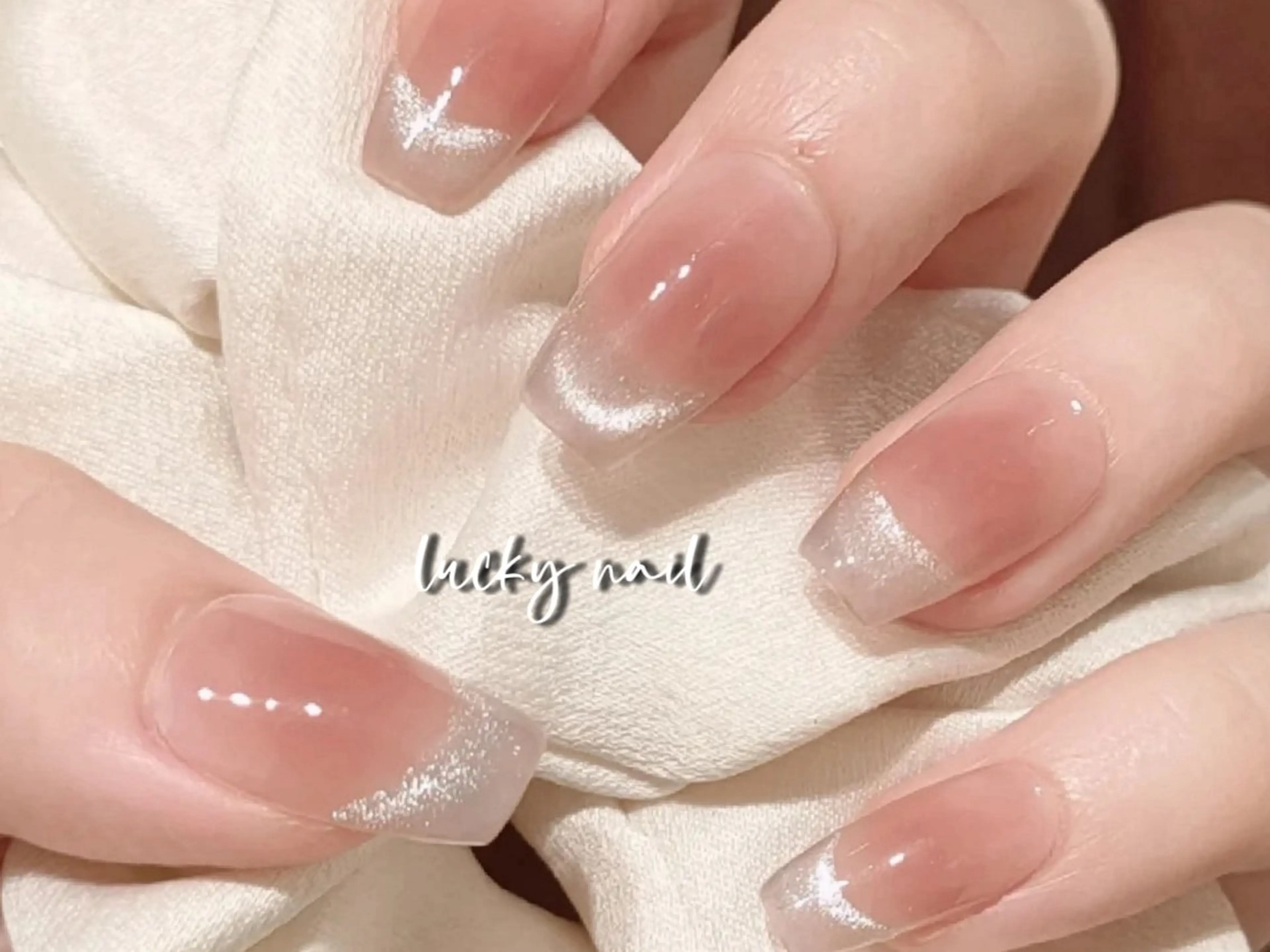 ネイル ブルー チークネイル 長さ出し ジェルネイル ゴールド ハンドネイル ハンドケア ラッキーネイルサロン 西川口東口店のネイルデザイン