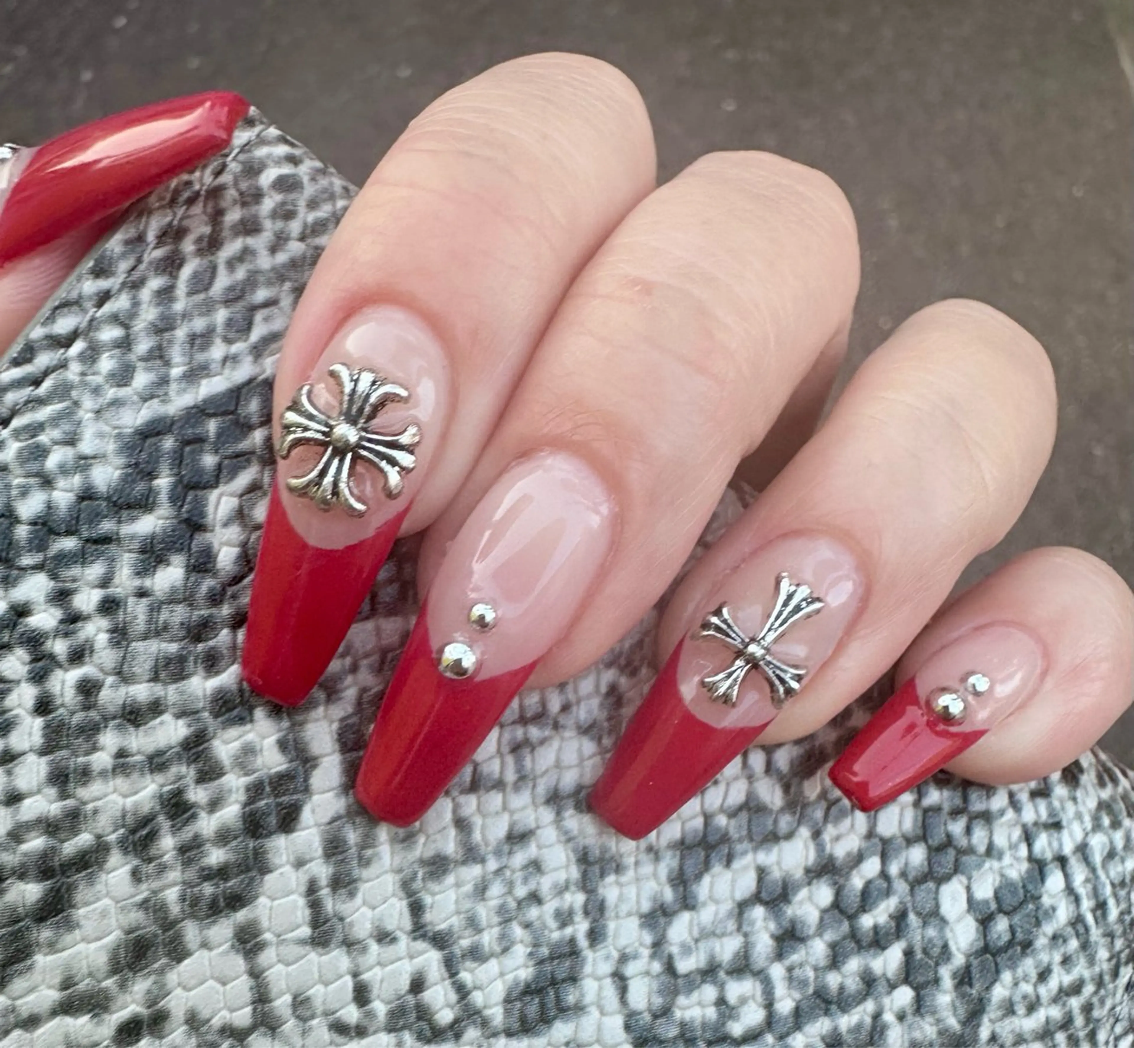 ネイル フレンチネイル 赤色 nail salon INFINITY所属・nail salon INFINITYのネイルデザイン