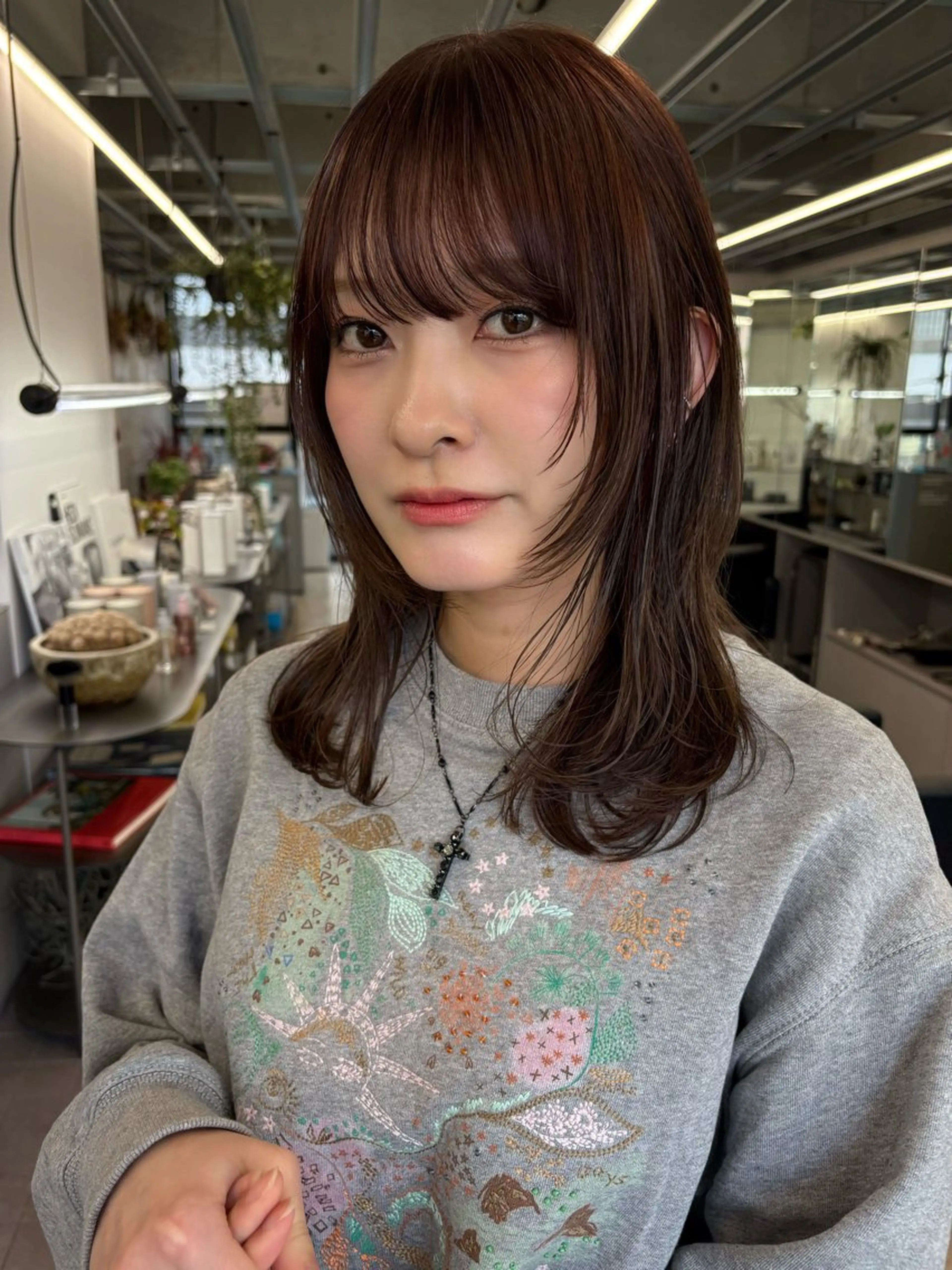 ミディアム カラー レッドカラー レイヤーカット カット ヘアカラー トリートメント 似合わせカット レイヤーボブウルフのヘアスタイル