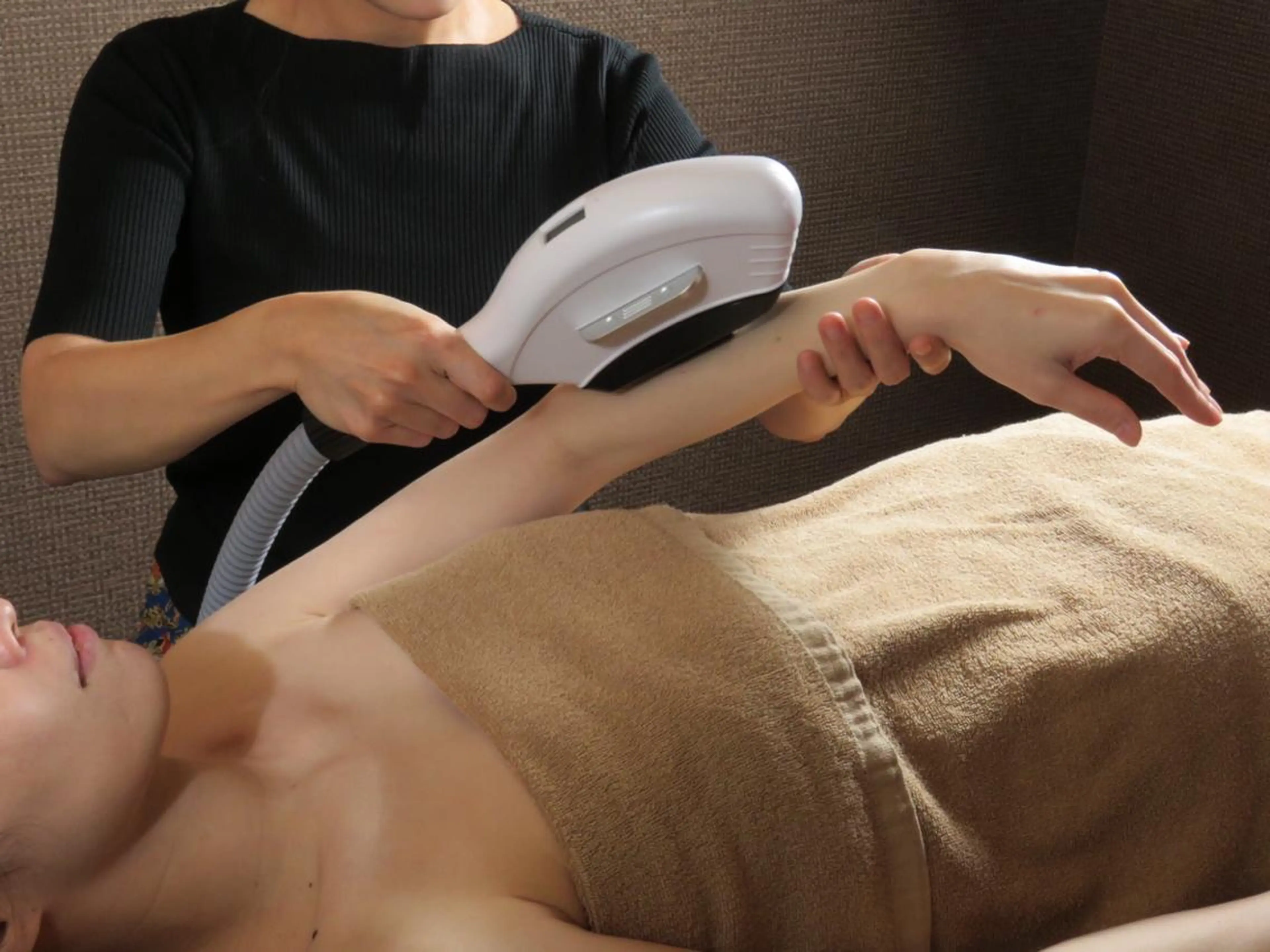 ジェル不要！最先端HIPL全身脱毛For All【顔＋デザインVIO含む】の写真