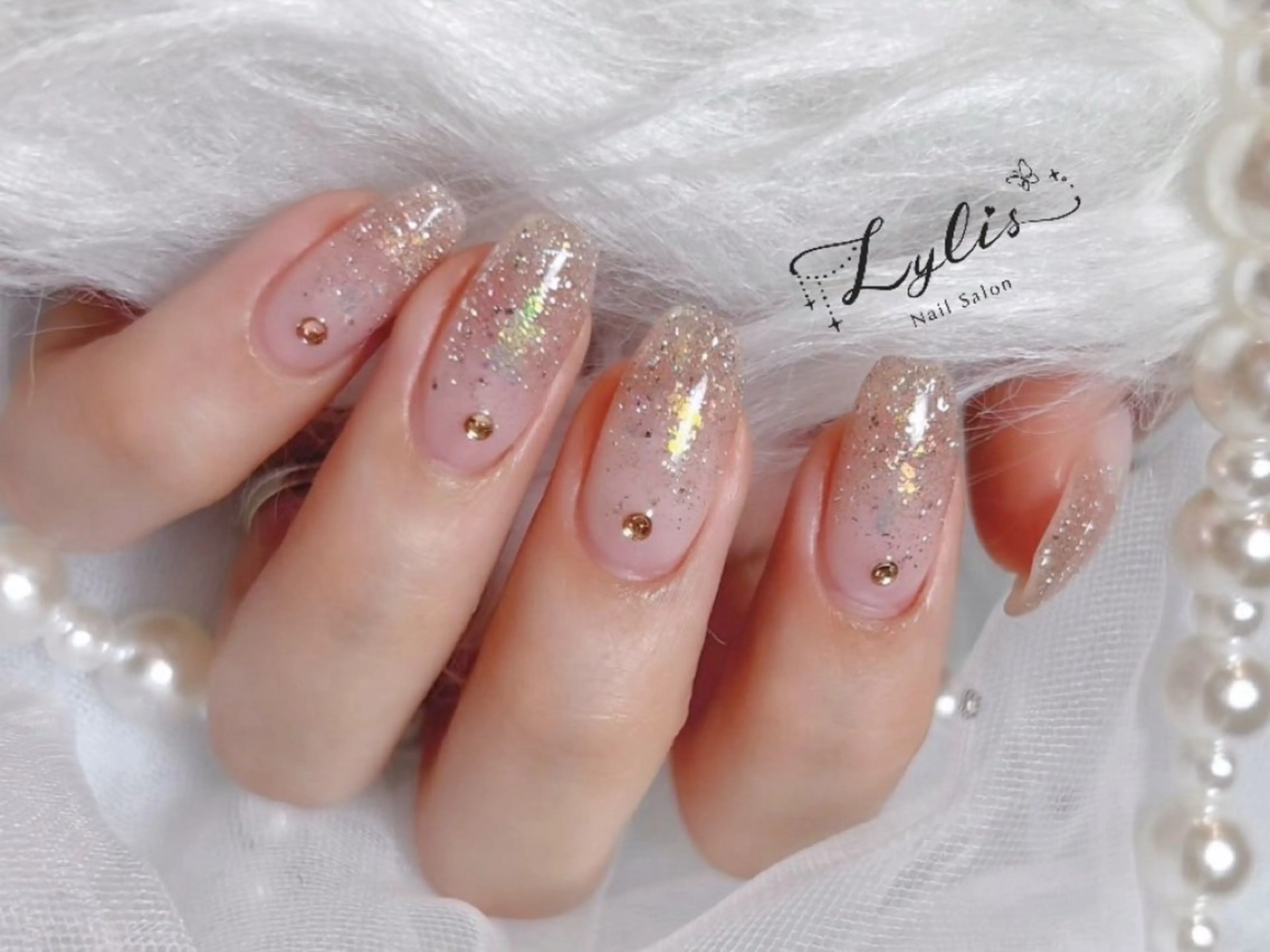 ネイル オーロラネイル フラッシュネイル グラデーション キラキラネイル ストーンネイル Nail Salon Lylis♡のネイルデザイン