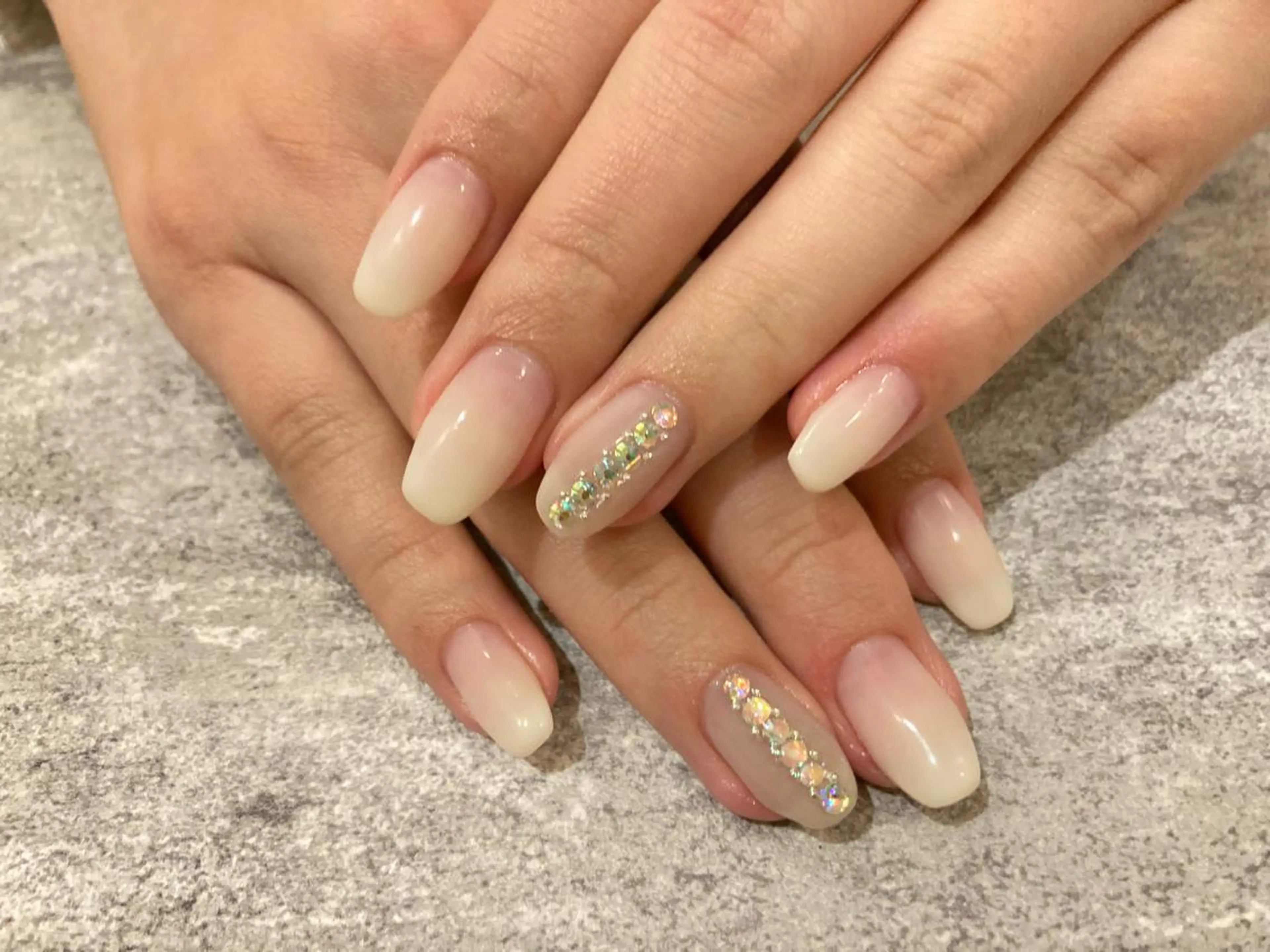 ネイル シンプルネイル ストーンネイル Lisa’s Salonのネイルデザイン