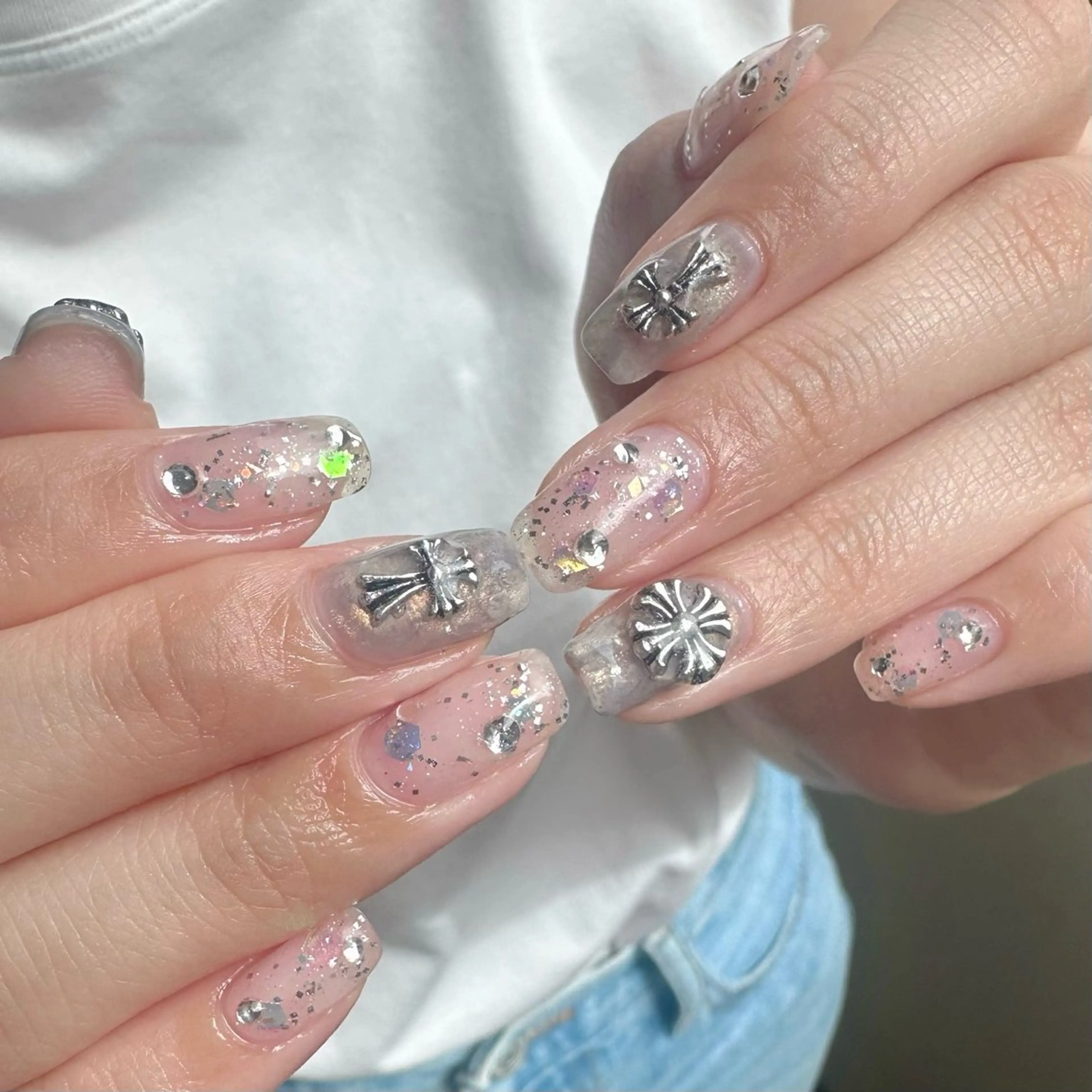 ネイル オーロラネイル 氷ネイル・うるうるネイル 韓国ネイル ニュアンスネイル シルバー 🪞KAPE NAIL 🪞のネイルデザイン