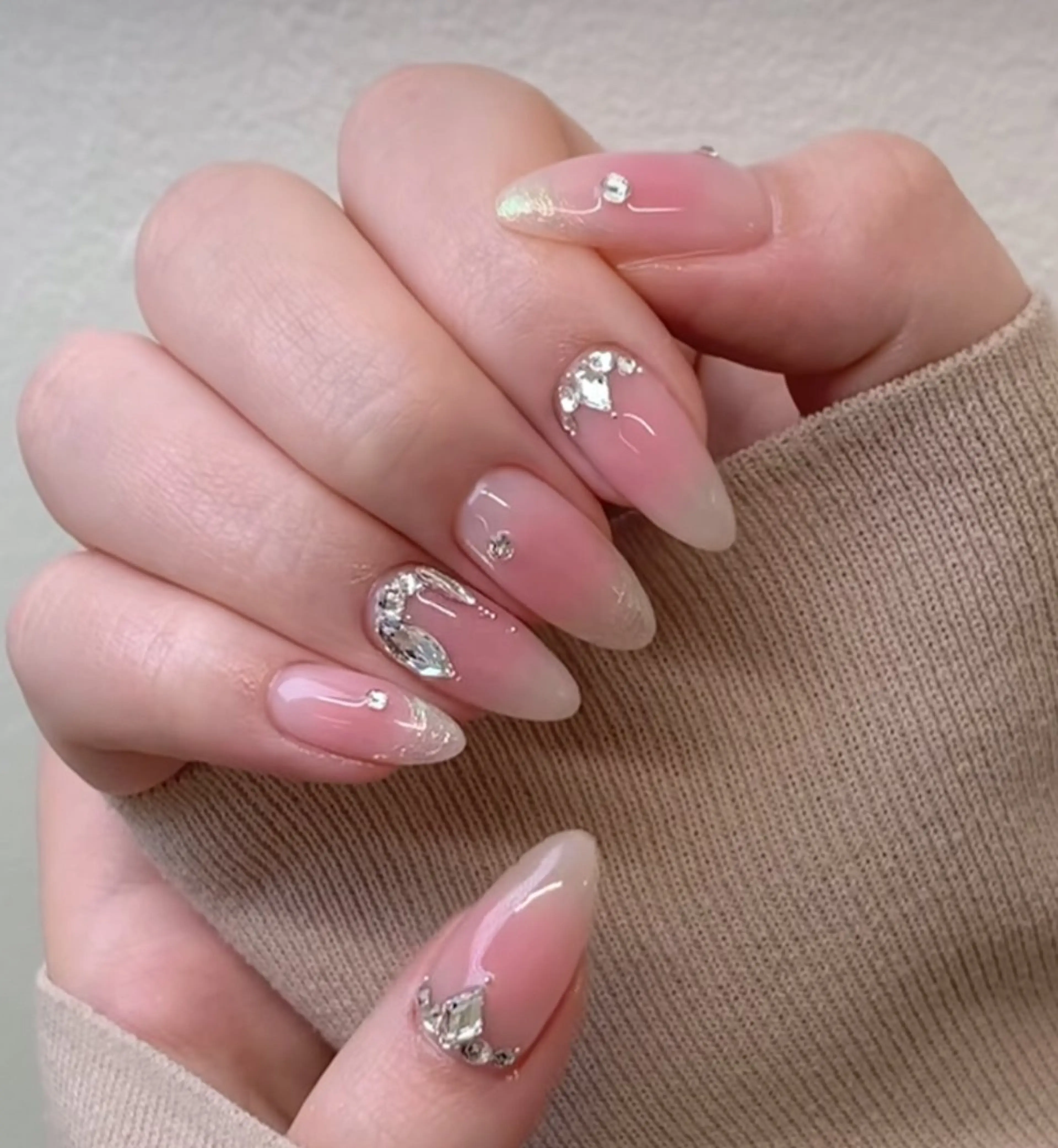 ネイル ガーリー オフィスネイル ハンドネイル Roger 舞のネイルデザイン