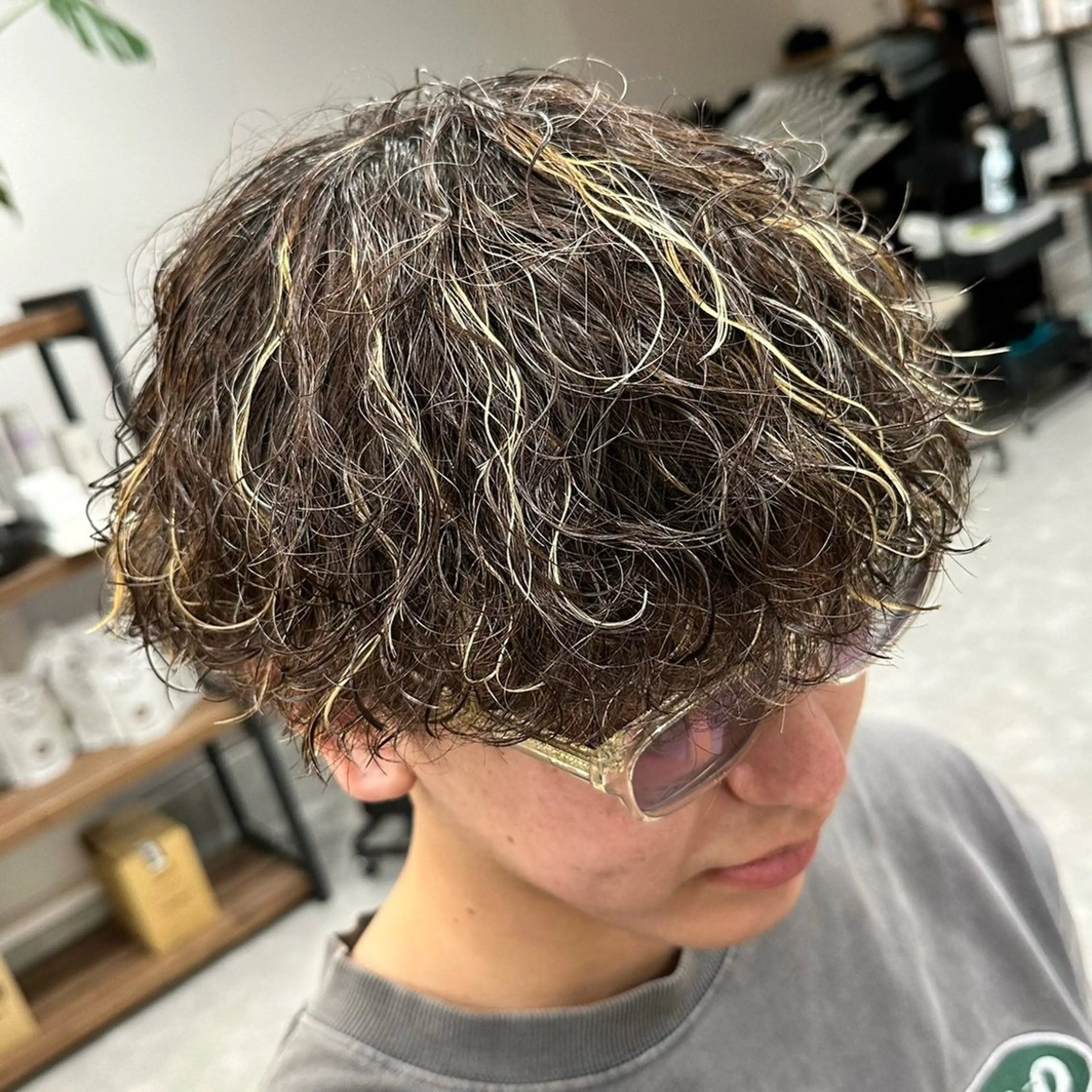 ミディアム カラー メンズ ミディアムパーマ メンズハイライト メンズパーマ 波巻きパーマ ハイライトカラー 縮毛矯正/メンズ パーマWATARUのヘアスタイル