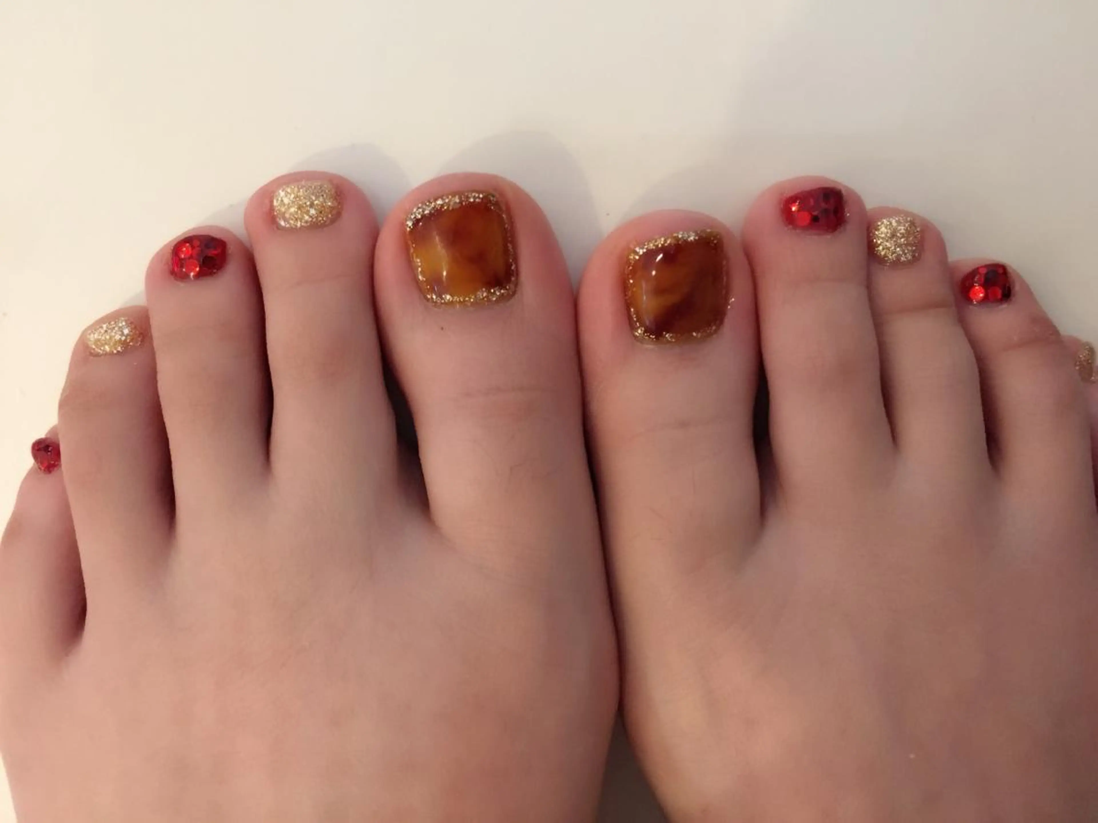 ネイル べっ甲ネイル フットネイル キラキラネイル フットネイル 自宅サロン鎌倉 KORONのネイルデザイン