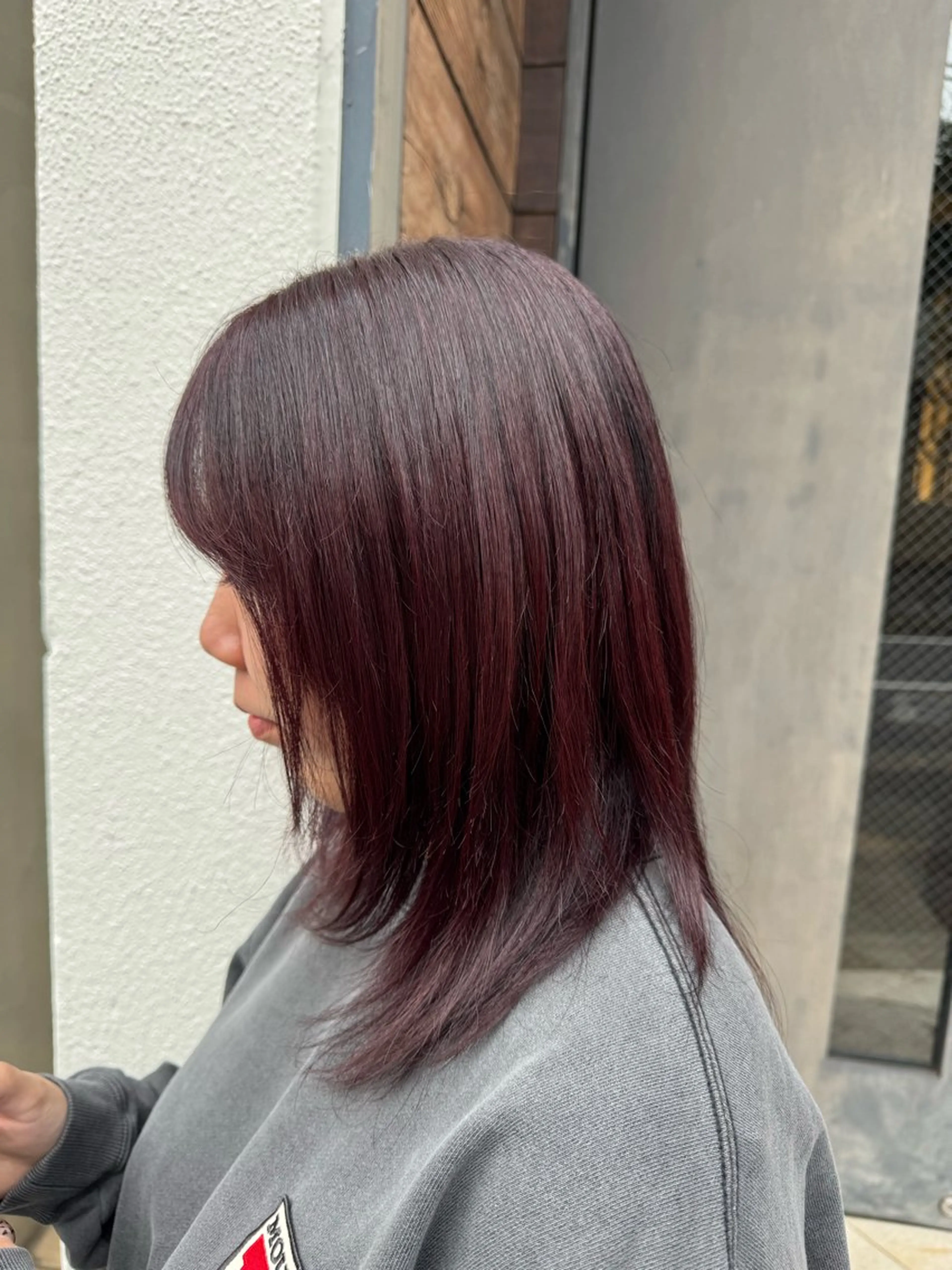 ミディアム カラー ブリーチ ボルドーカラー 大谷 静瑠のヘアスタイル