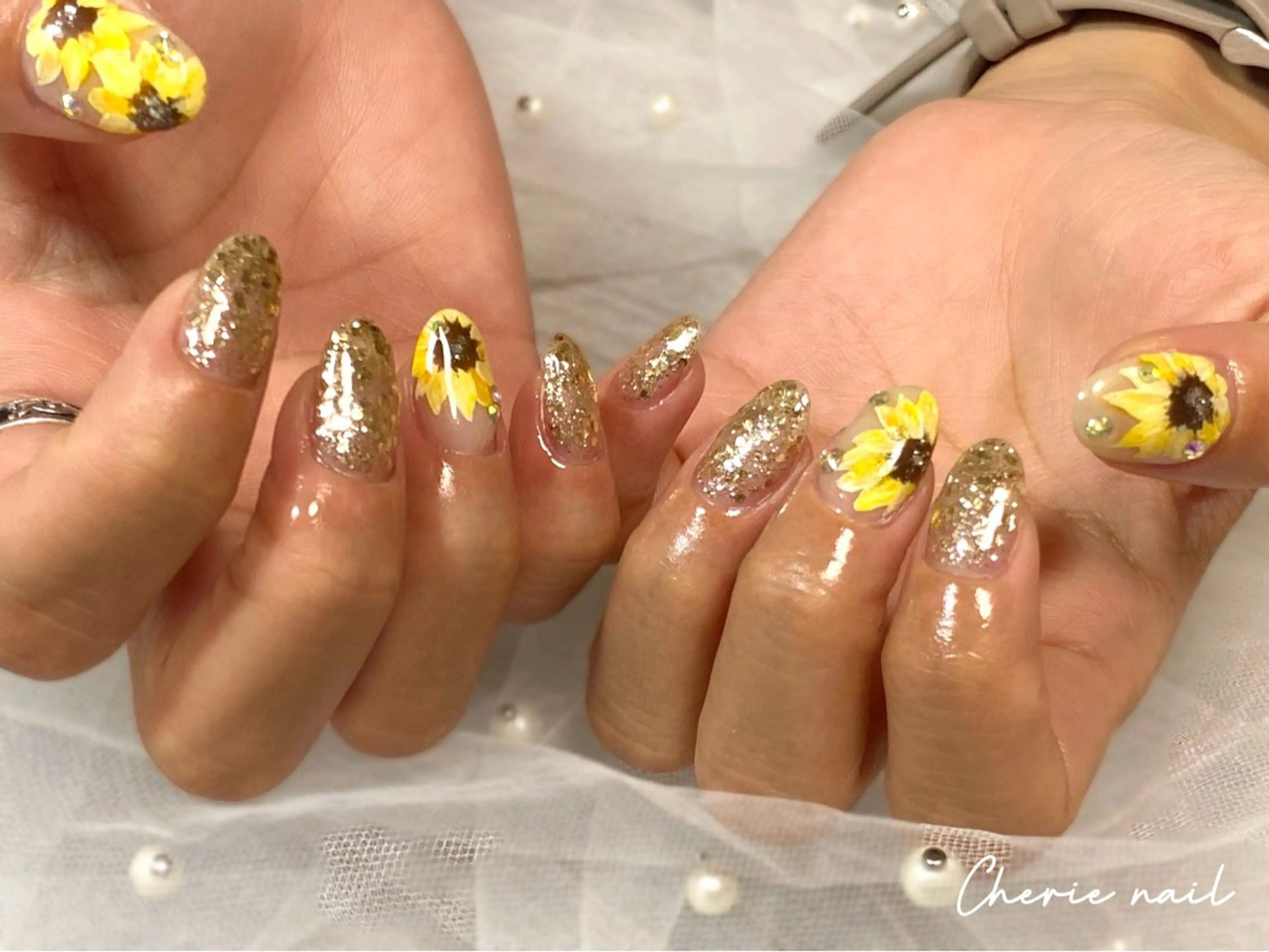 ネイル フラワーネイル ジェルネイル ゴールド キラキラネイル ラメ(グリッター) ハンドネイル Cherienail yunaのネイルデザイン