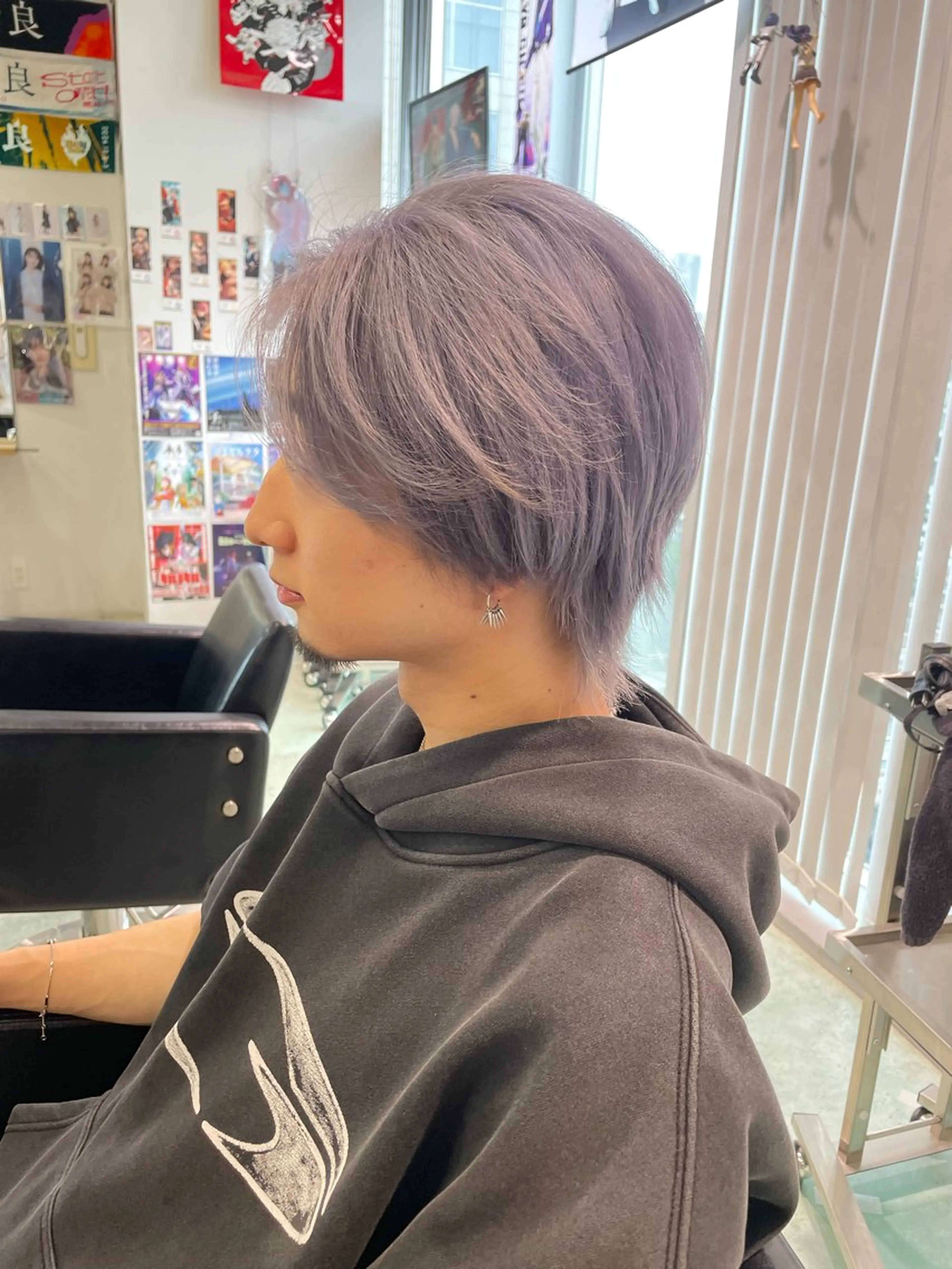 カラー メンズ シルバー 🍭ハイトーン/ デザインカラー🦄のヘアスタイル