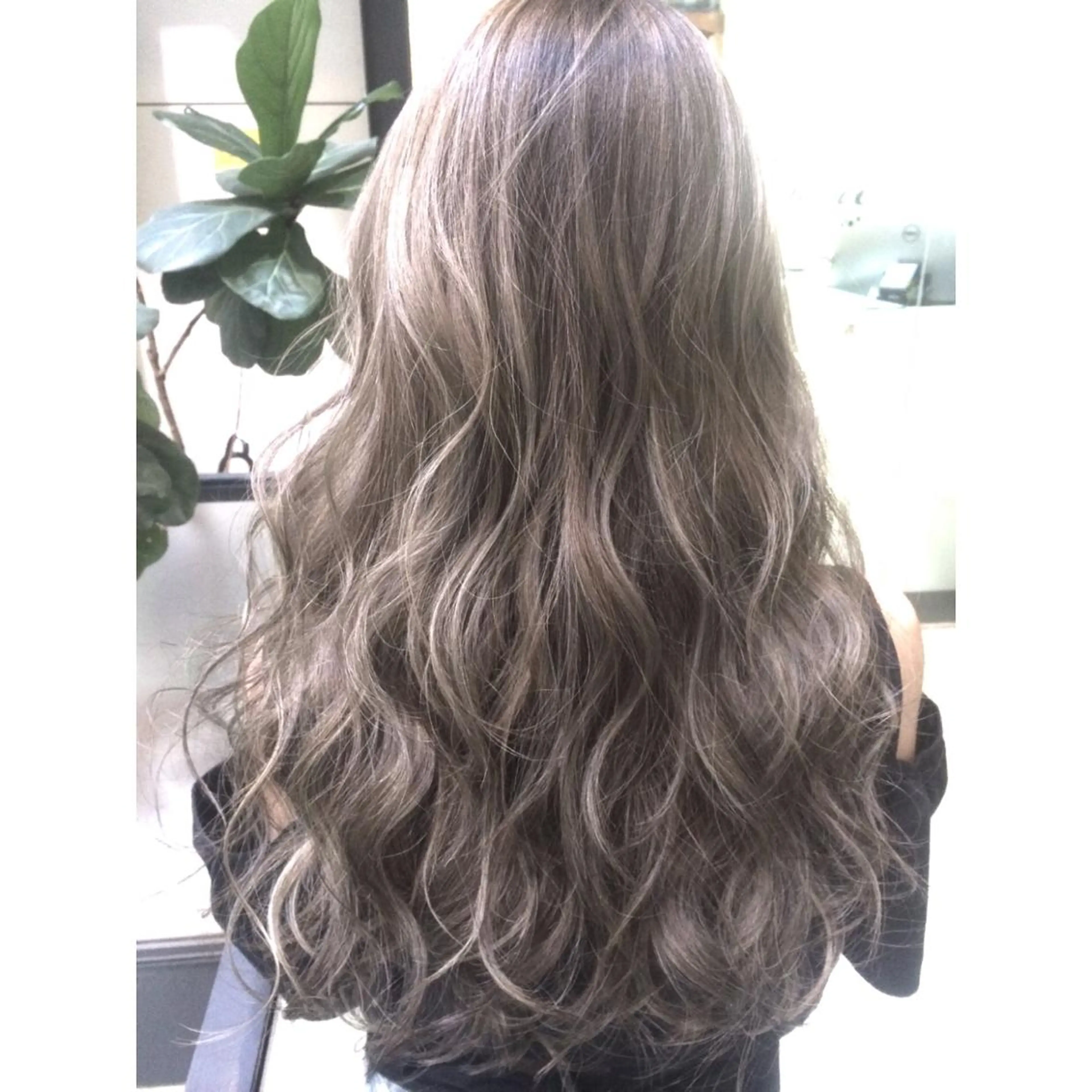 ロング カラー バレイヤージュ レイヤーカット 井上 一平のヘアスタイル