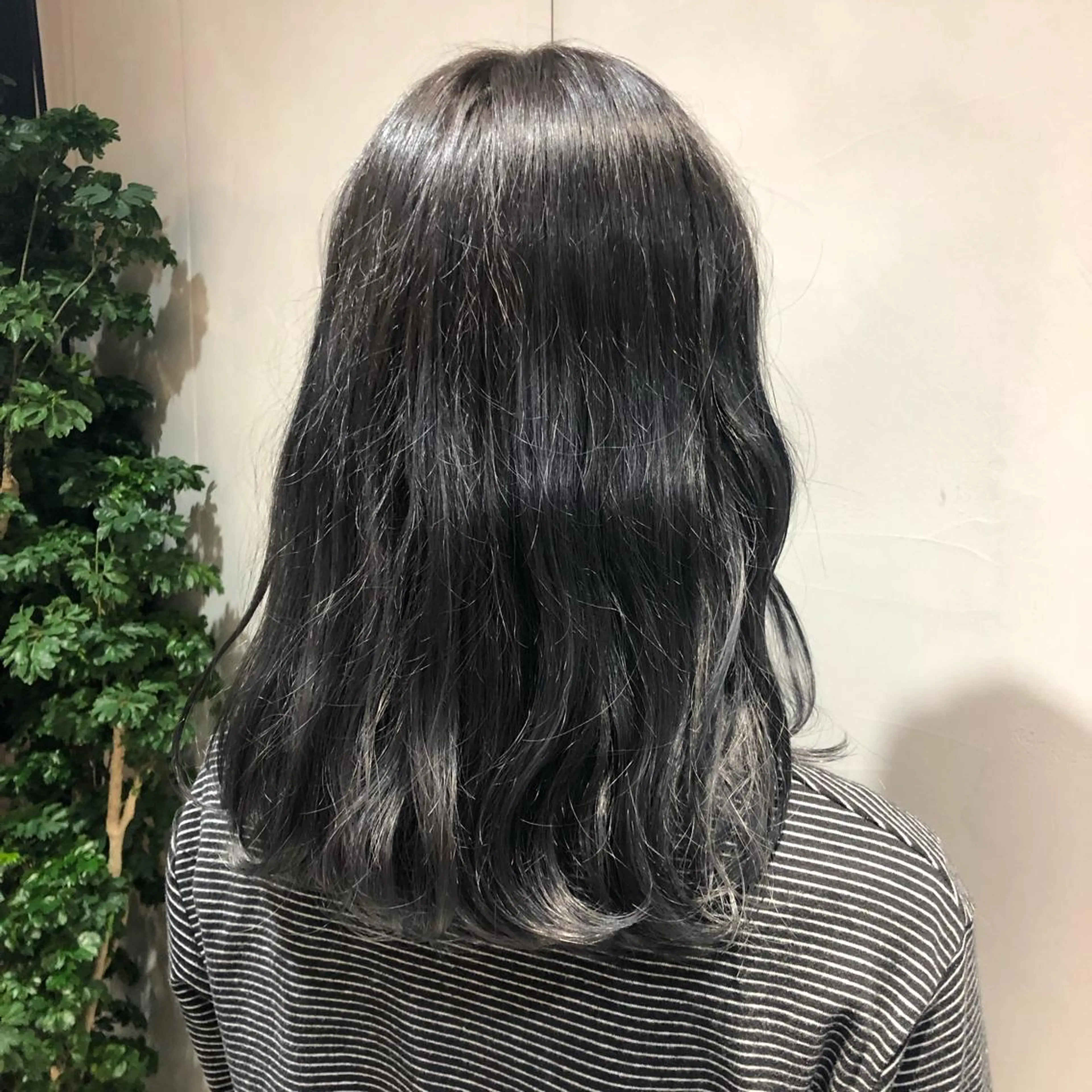 ミディアム カラー 荒木 依莉亜のヘアスタイル