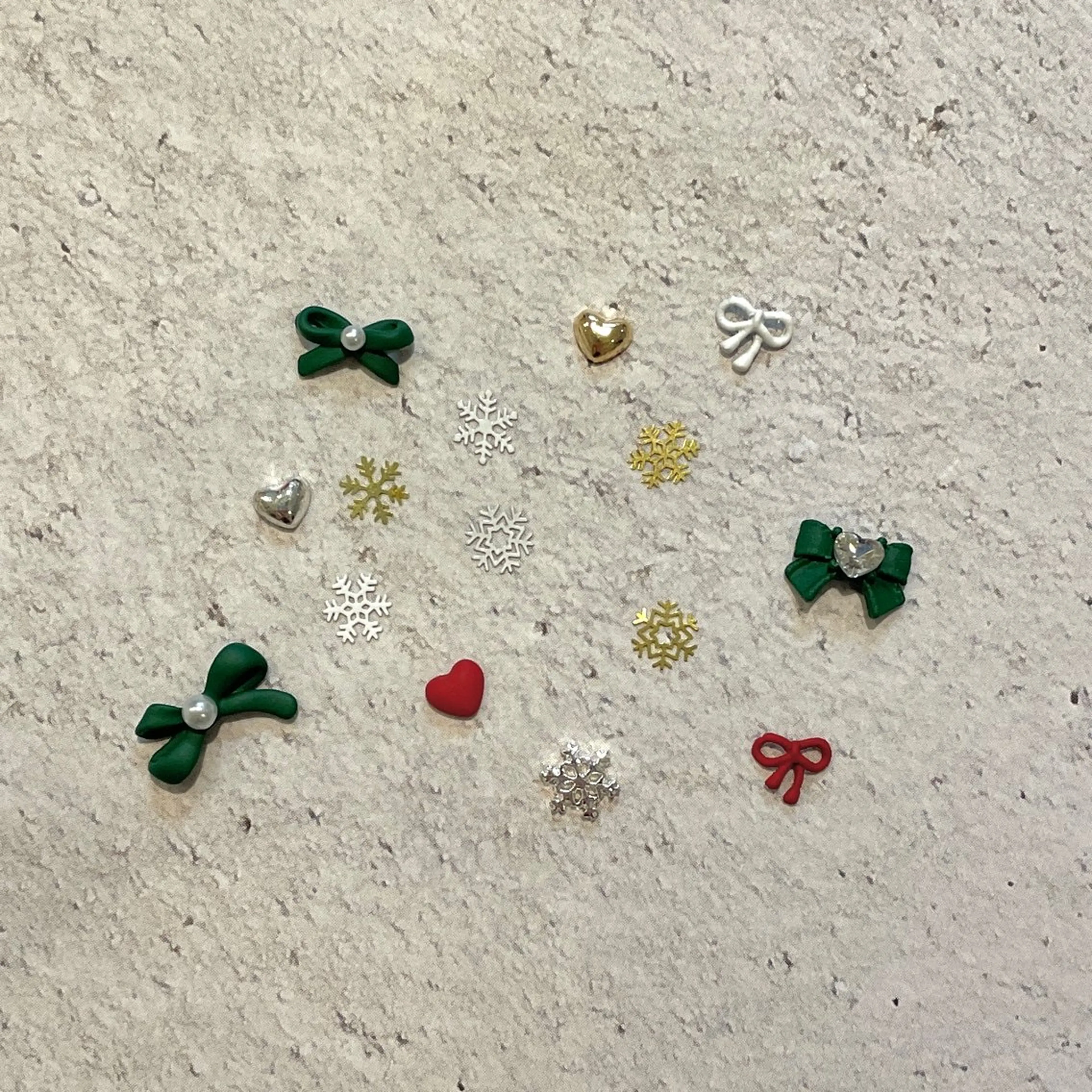 ネイル グリーン ハート リボン 冬ネイル クリスマス ハンドネイル LUNI（シェアサロンHeartSpace内）所属・LUNI 久屋大通 ˚✧₊⁎/ yuriのネイルデザイン