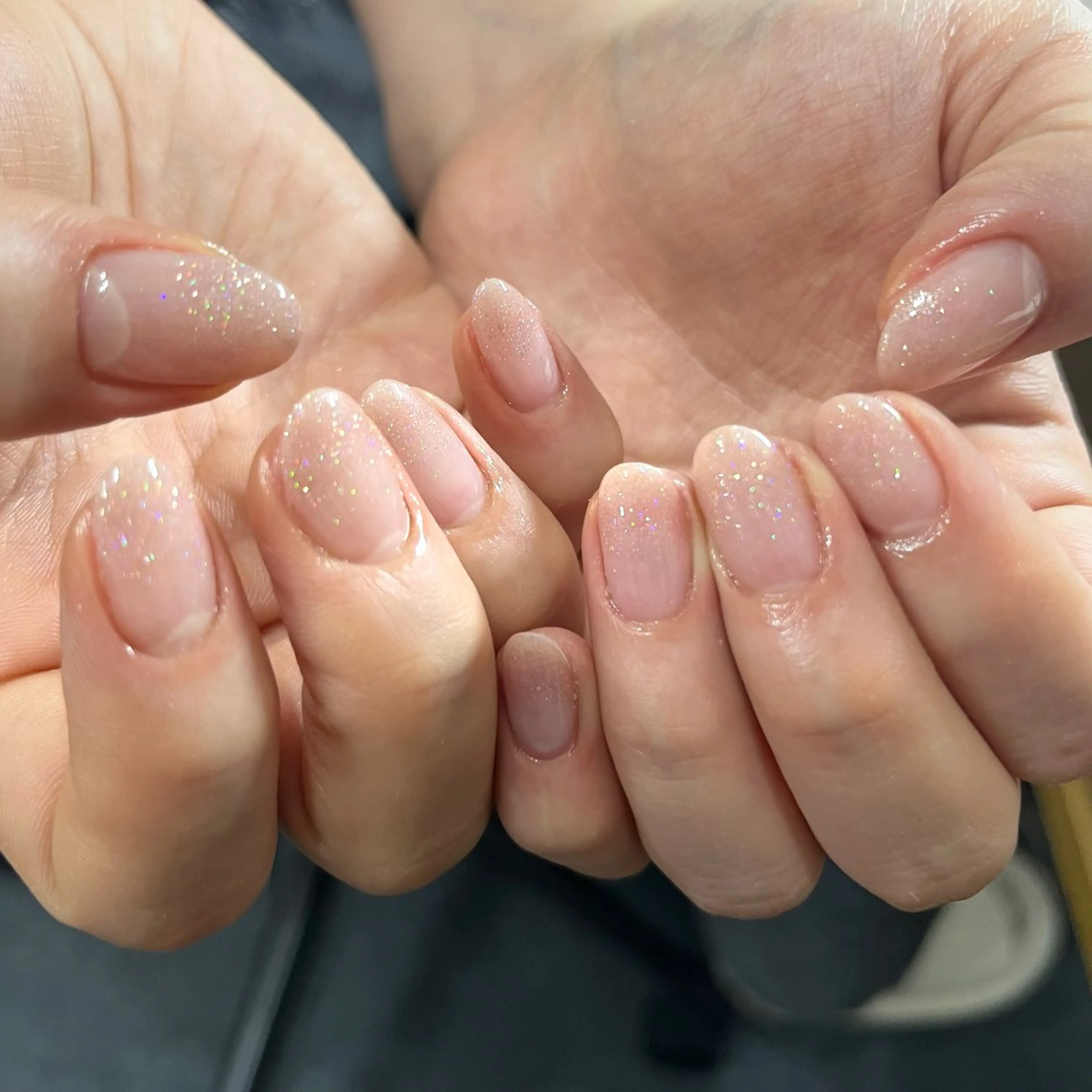 ネイル グラデーション キラキラネイル ラメ(グリッター) ラメグラデーション オフィスネイル ハンドネイル ハンドケア 🎀NAIL🎀 AI🪄︎︎◝✩のネイルデザイン