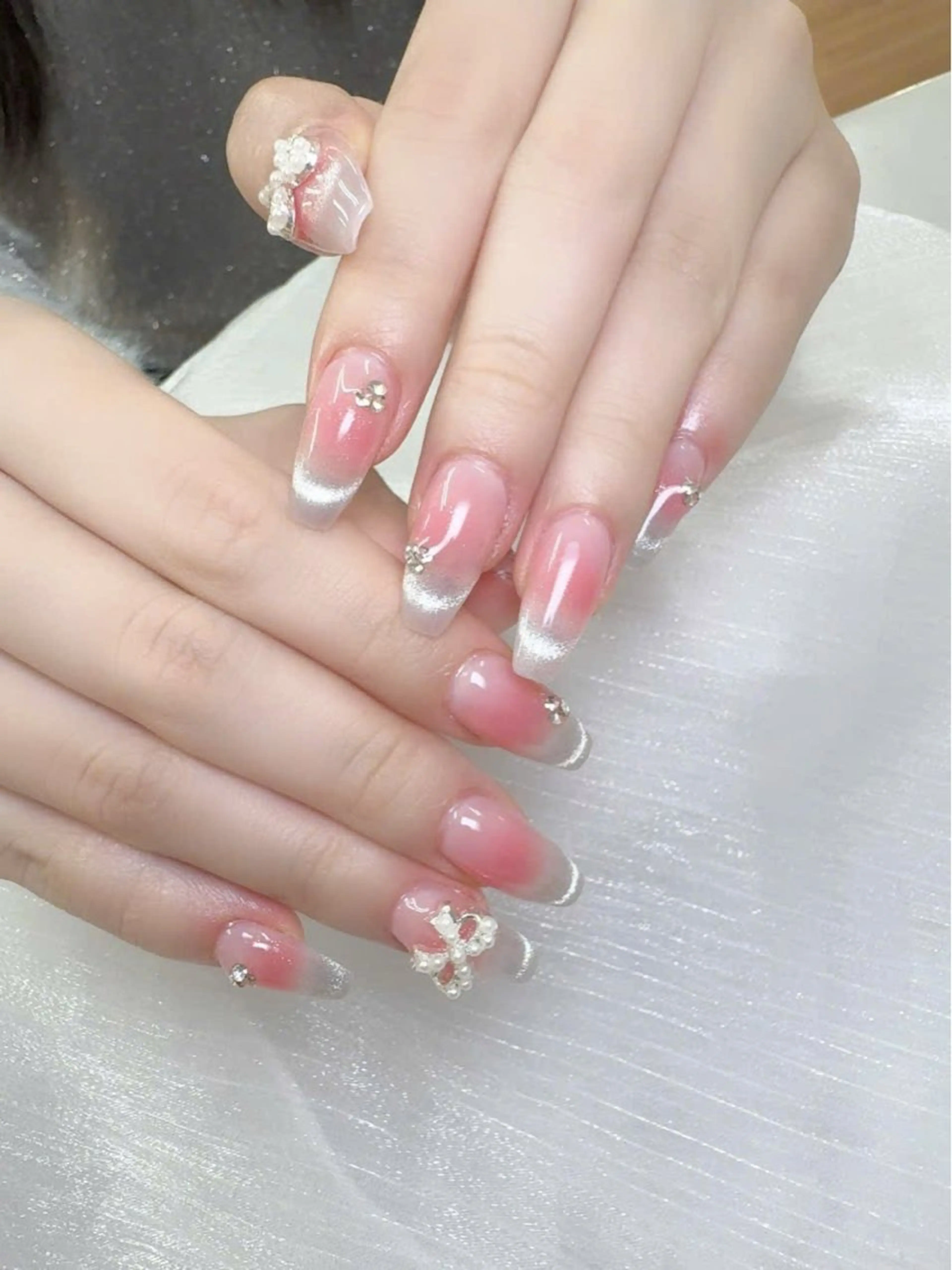 ネイル フレンチネイル グラデーション キラキラネイル 韓国ネイル マグネットネイル ハンドネイル ハンドケア Hara Nail 【パラジェル使用】のネイルデザイン