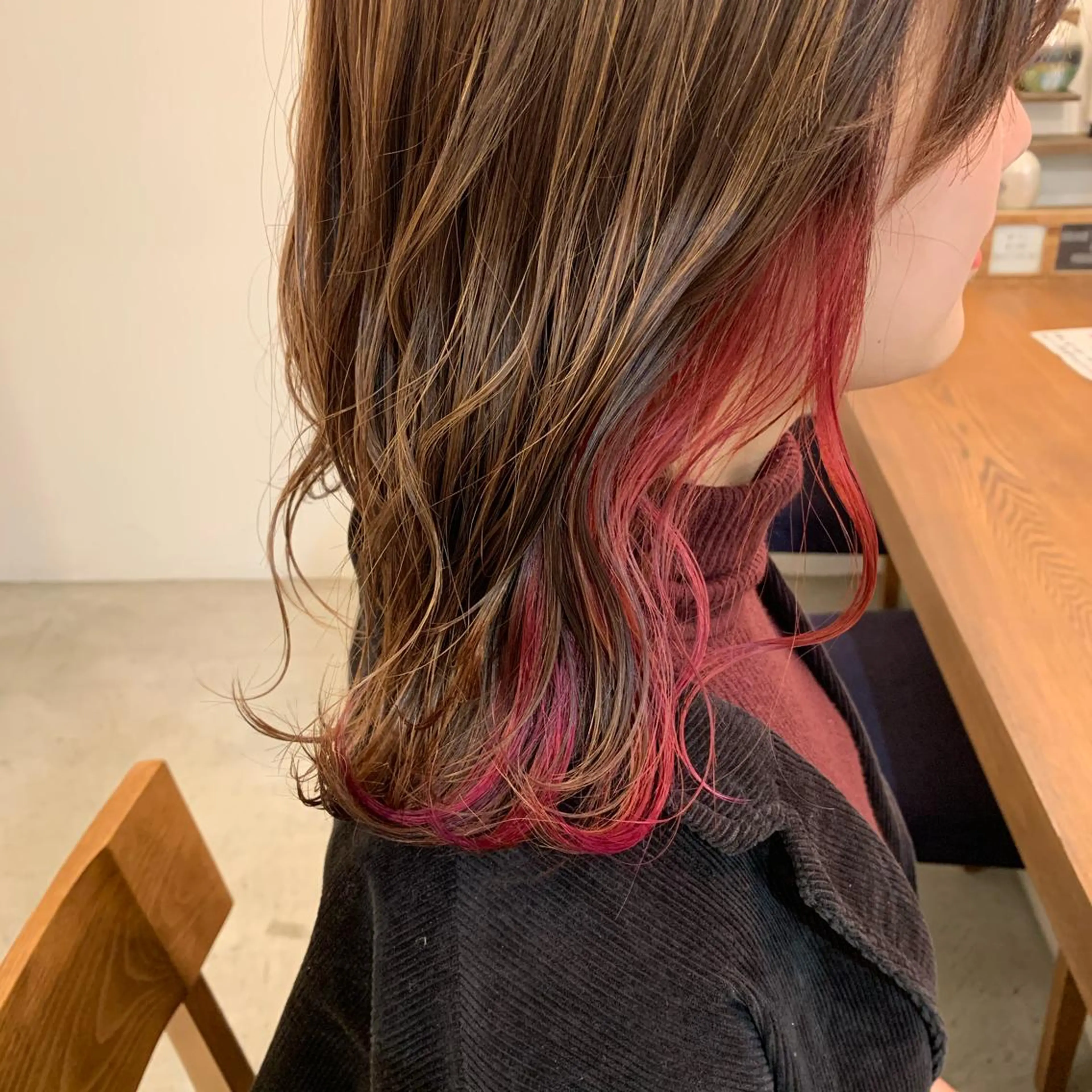 セミロング カラー インナーカラー ピンクカラー 吉原 由菜のヘアスタイル