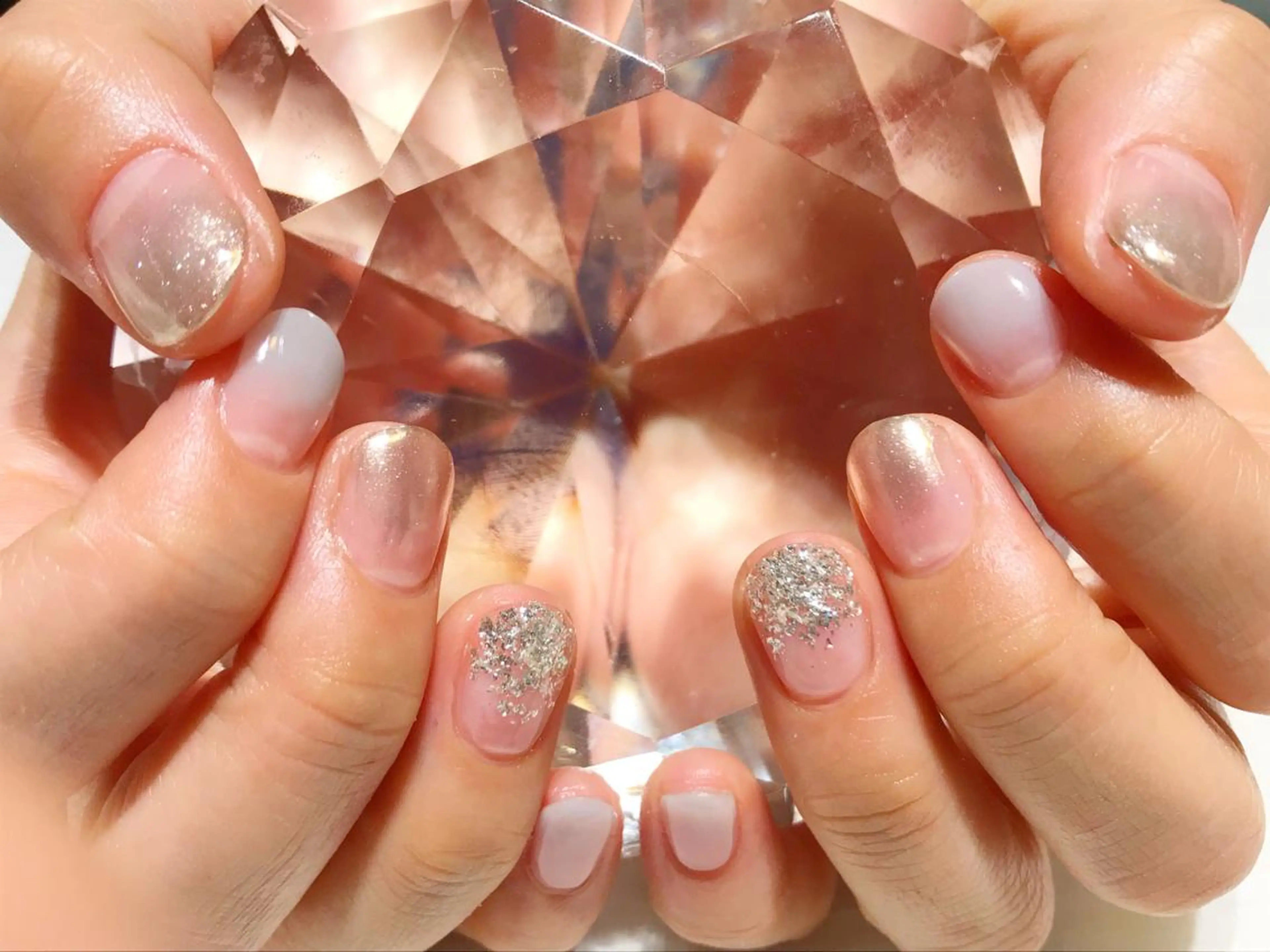 ネイル グラデーション ミラーネイル ニュアンスネイル YUN 💅のネイルデザイン