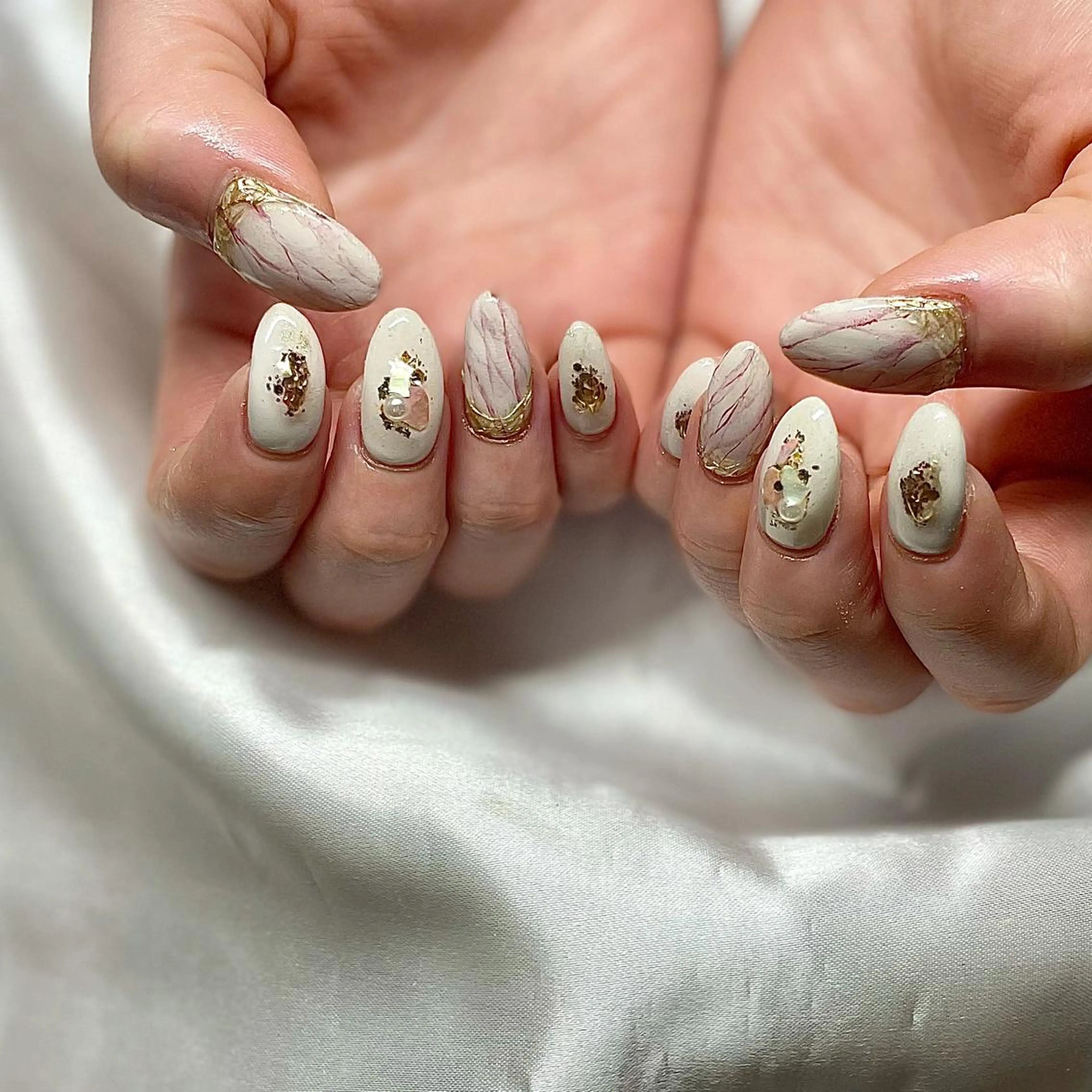 セミロング カラー パーマ ヘアアレンジ メンズ キッズ ネイル マツエク・マツパ 大理石ネイル(マーブル) 赤色 ホワイト nail&eye Aoのマツエク・マツパデザイン