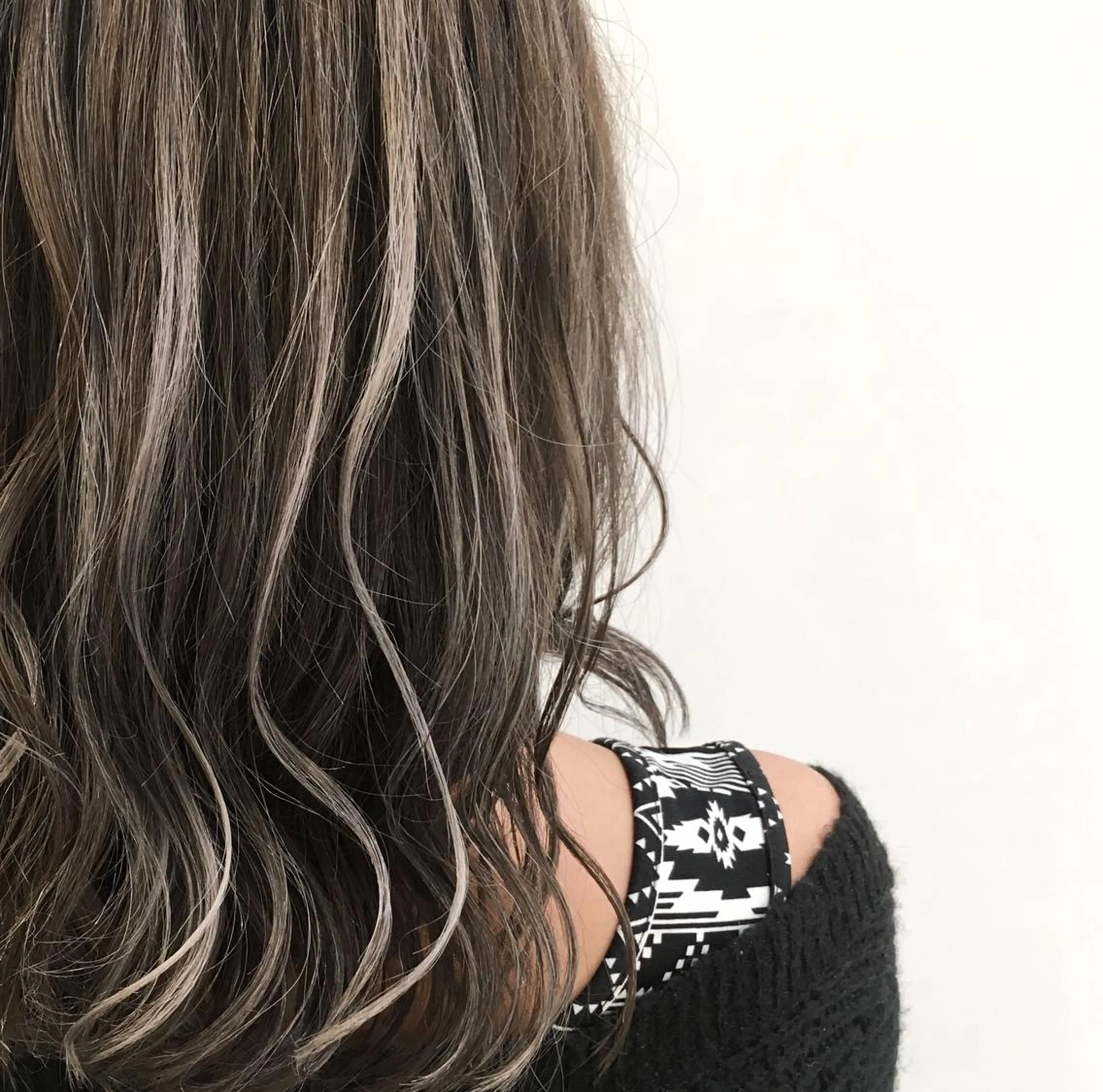 ミディアム due hair 京都駅前店 MILBON オージュア認定サロン【デューヘアー】所属・ハイトーンブリーチ 土坂 由志【京都】のヘアスタイル