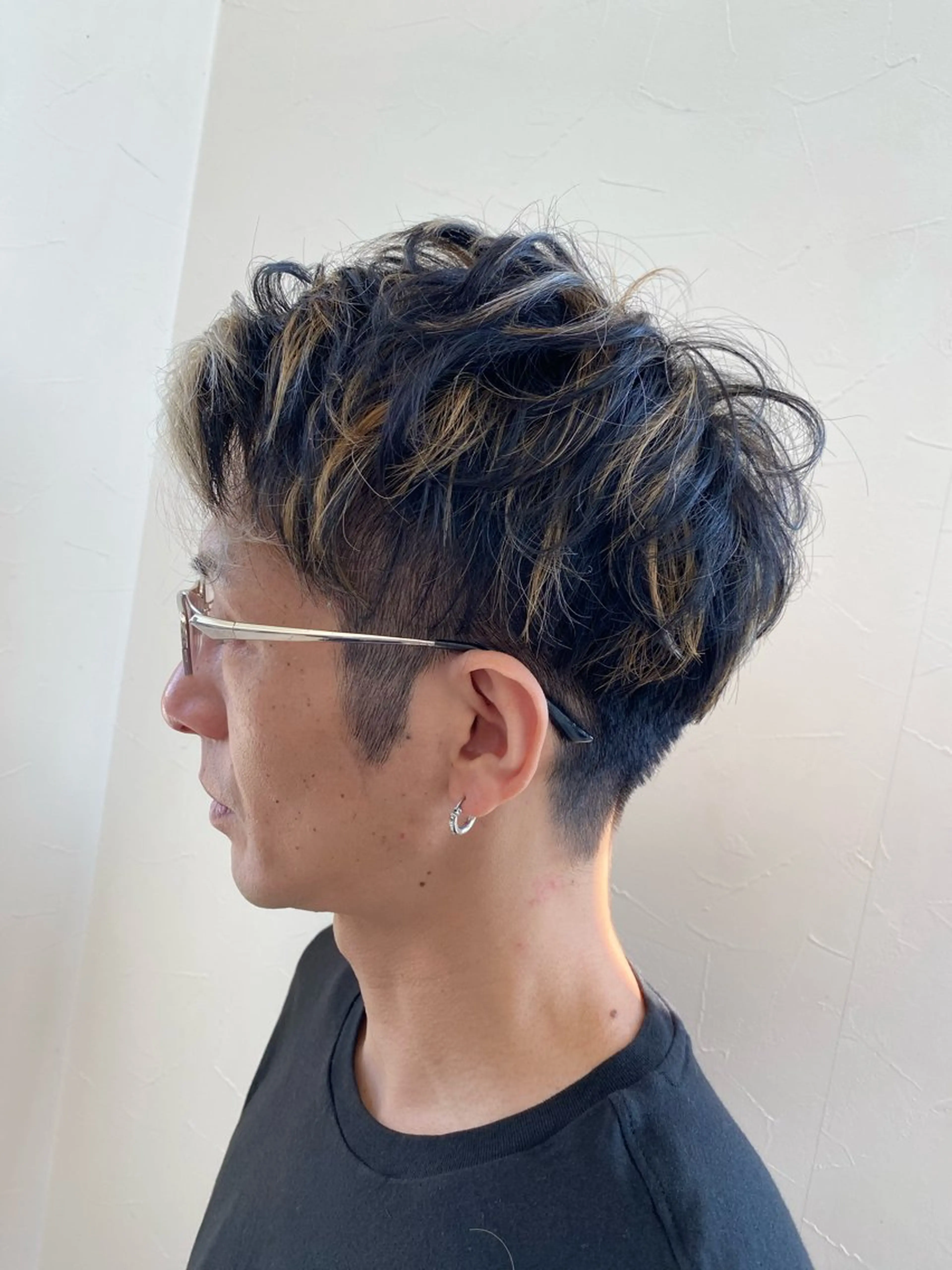 ショート カラー メンズ メンズハイライト 刈り上げ ハイライトカラー ハイライト カット ヘアカラー トリートメント ヘッドスパ 神戸 蒼司のヘアスタイル