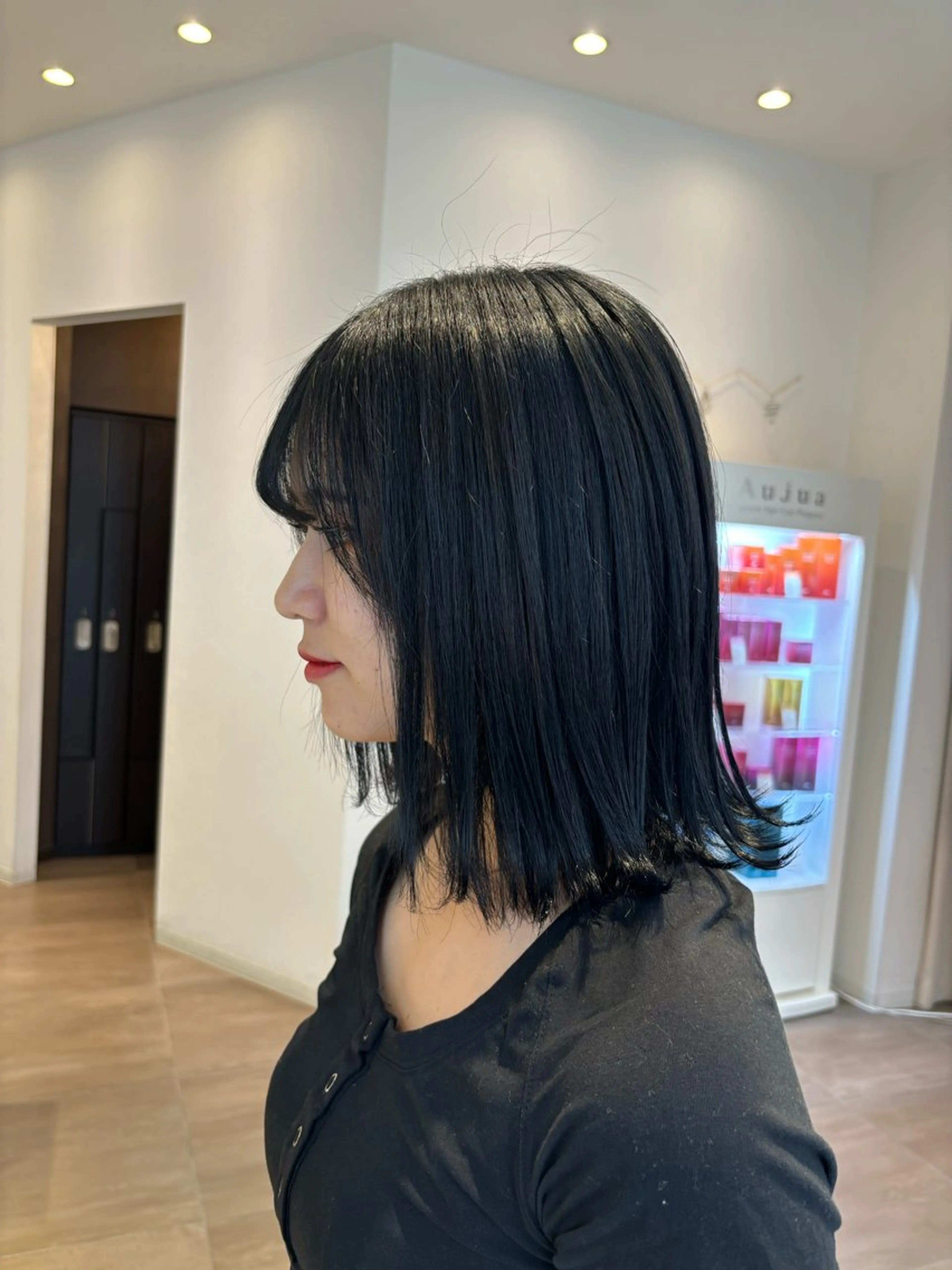 ショート カラー 黒髪 ブルーカラー ブルーブラック 岩岡 つなみのヘアスタイル