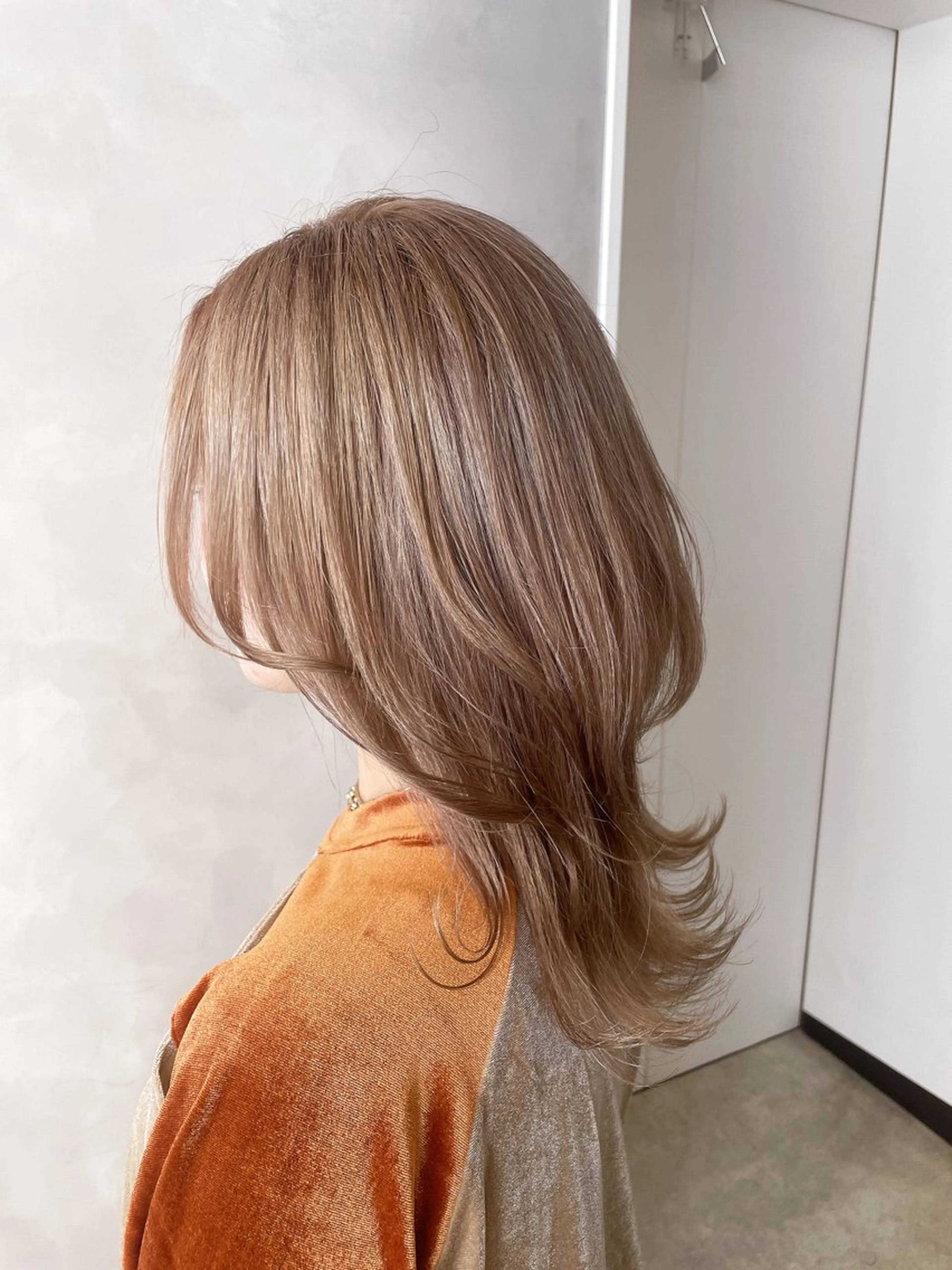 ミディアム カラー ベージュカラー ブリーチ ブロンド ケアブリーチ トリートメント ヘアカラー トリートメント 透明感カラー✨艶髪 制作🌱山根あゆみのヘアスタイル