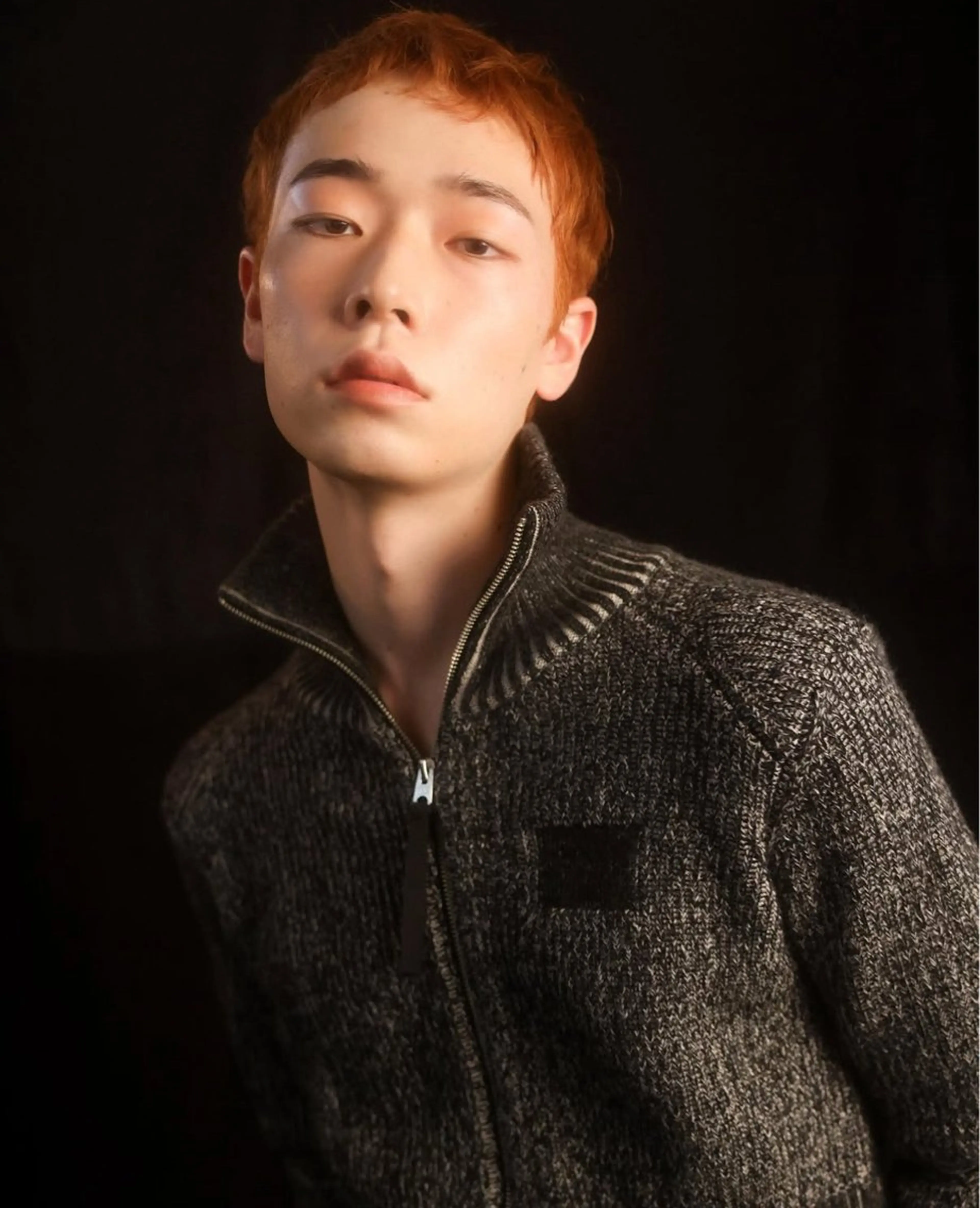 カラー ユン チェウォン NEROのヘアスタイル