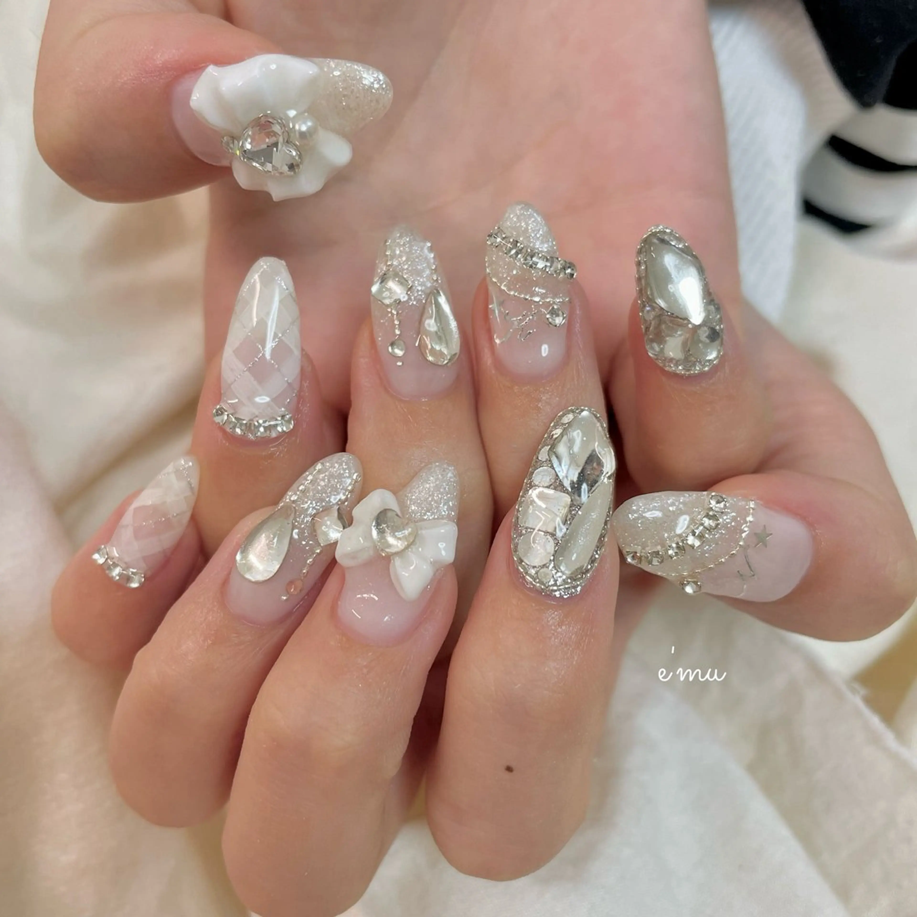 ネイル キラキラネイル ホワイト ハンドネイル nail salon e'mu💐のネイルデザイン