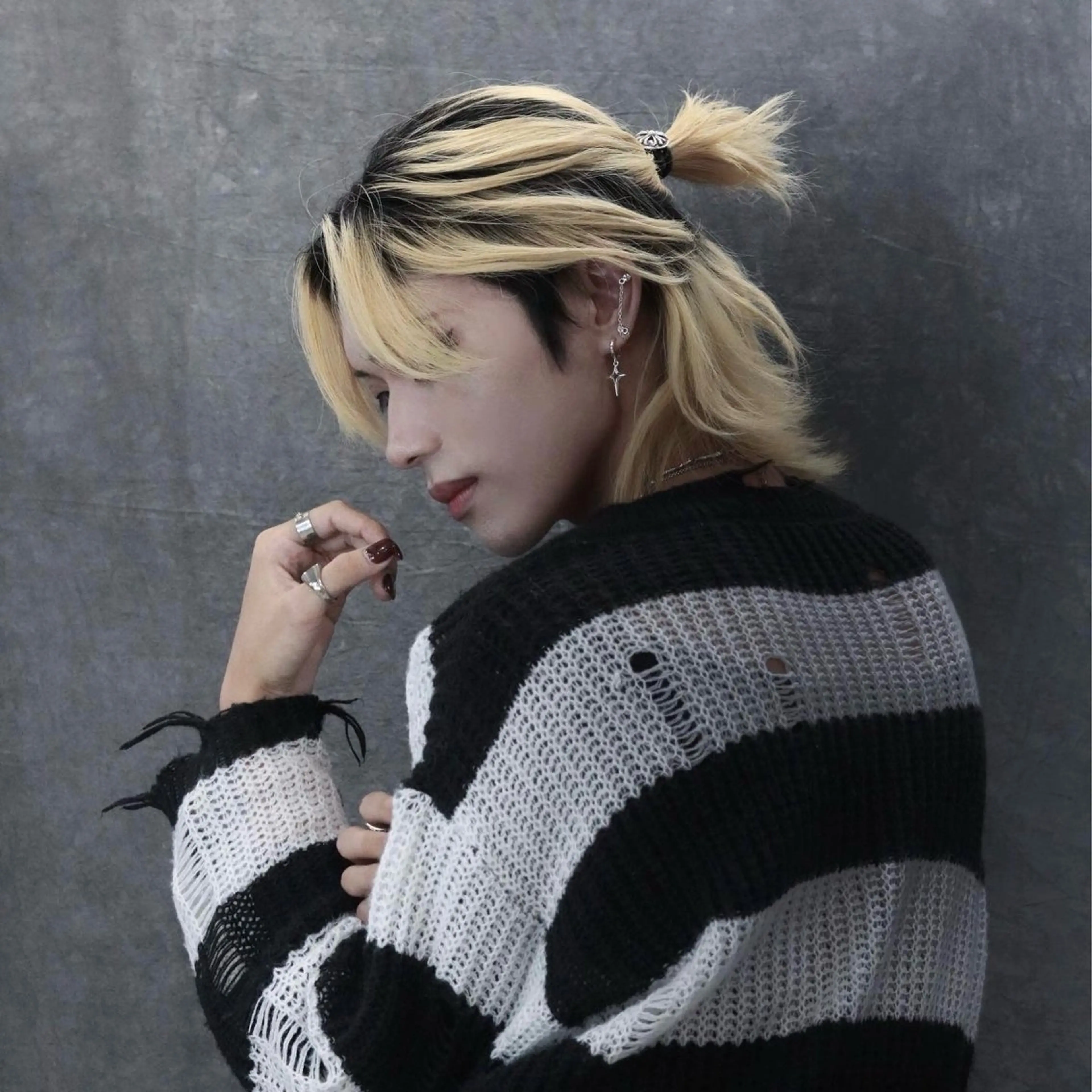 ミディアム カラー メンズ ミディアムパーマ メンズブリーチ センターパート ダウンパーマ メンズハイトーン カット ヘアカラー RACCOON.TOKYO 渋谷店所属・メンズカット特化🐺 ウルフ[店長]置塩祥のヘアスタイル