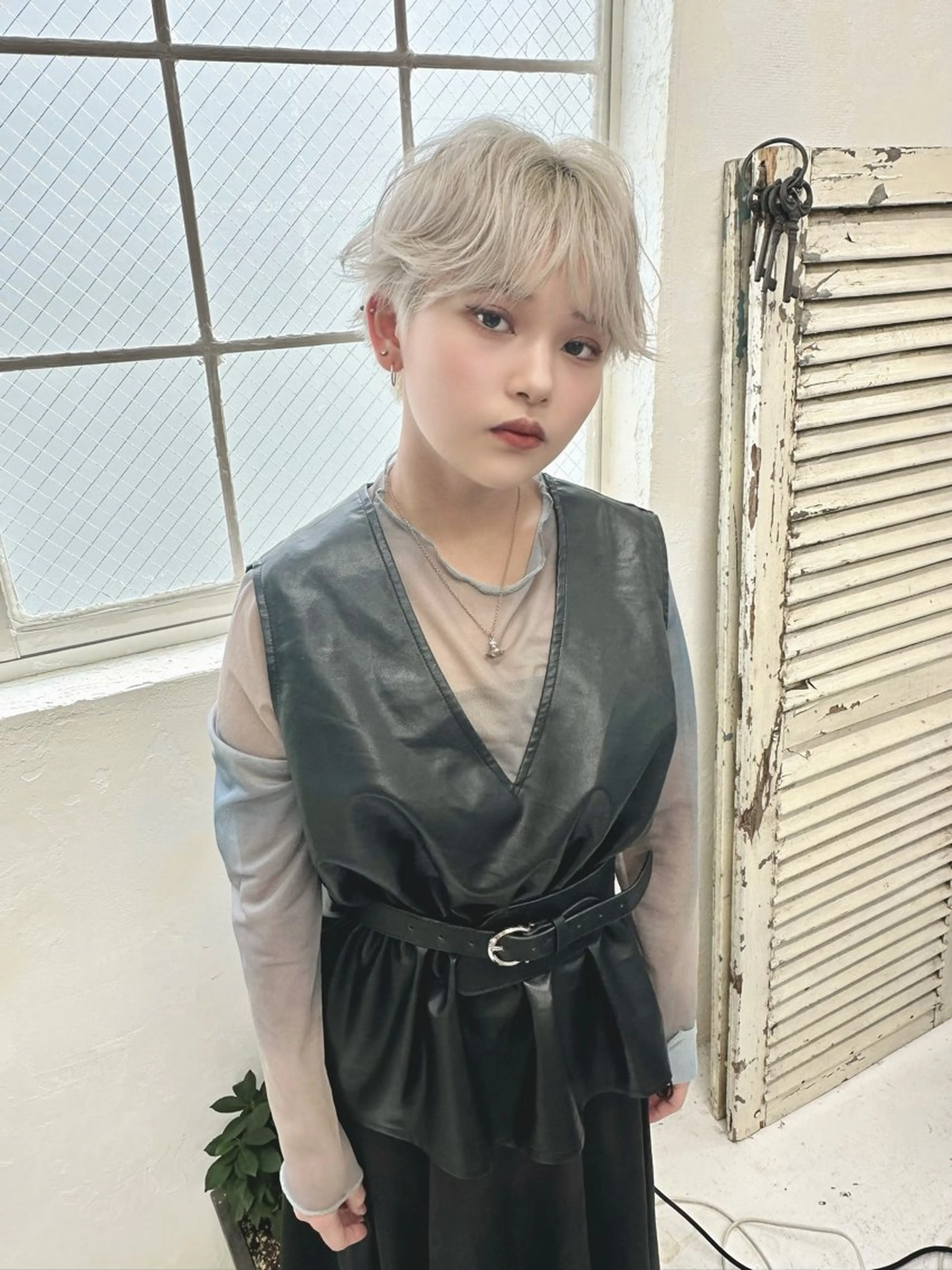 ショート カラー パーマ ウルフとハイトーン みっちー✂️のヘアスタイル