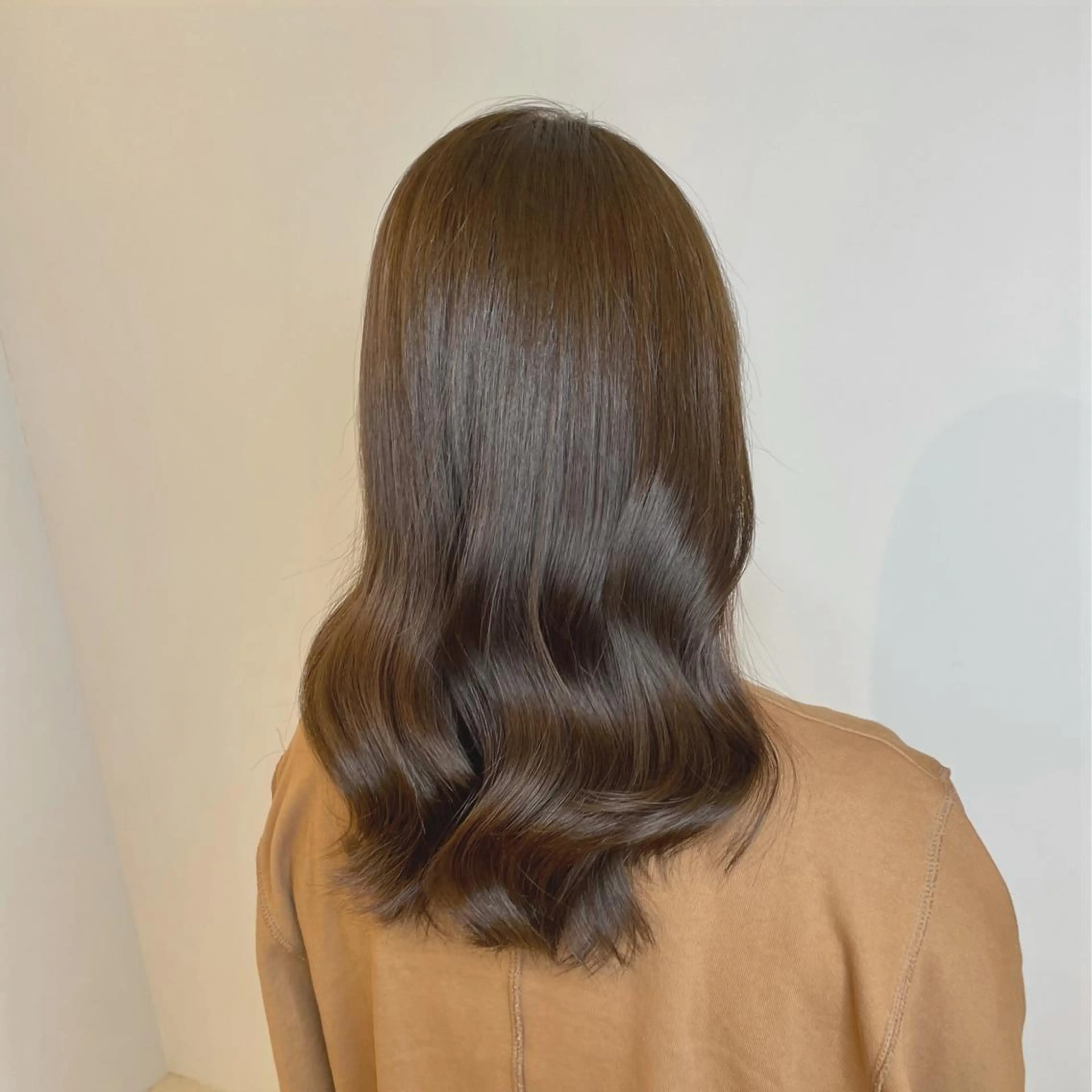 セミロング カラー SALOWIN 表参道所属・シンカ 表参道のヘアスタイル