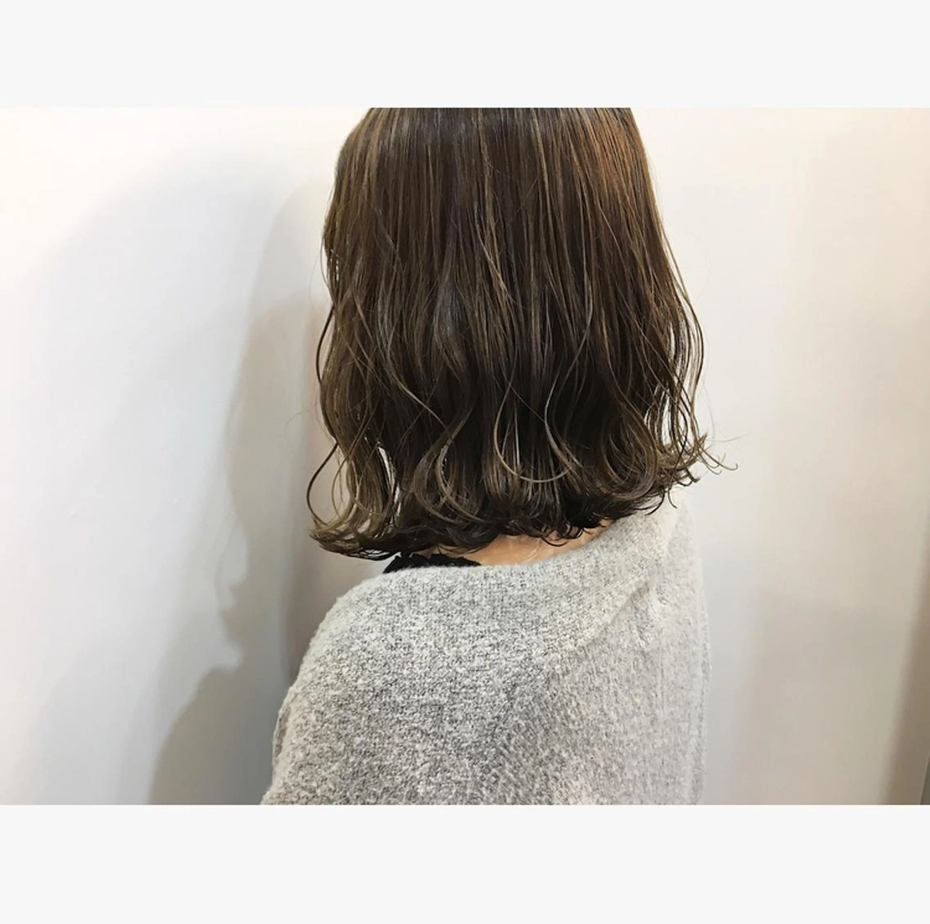 ミディアム カラー 切りっぱなしボブ アッシュ ハイライトカラー ボブ ハイライト カット ヘアカラー トリートメント 鈴木 翔梧のヘアスタイル