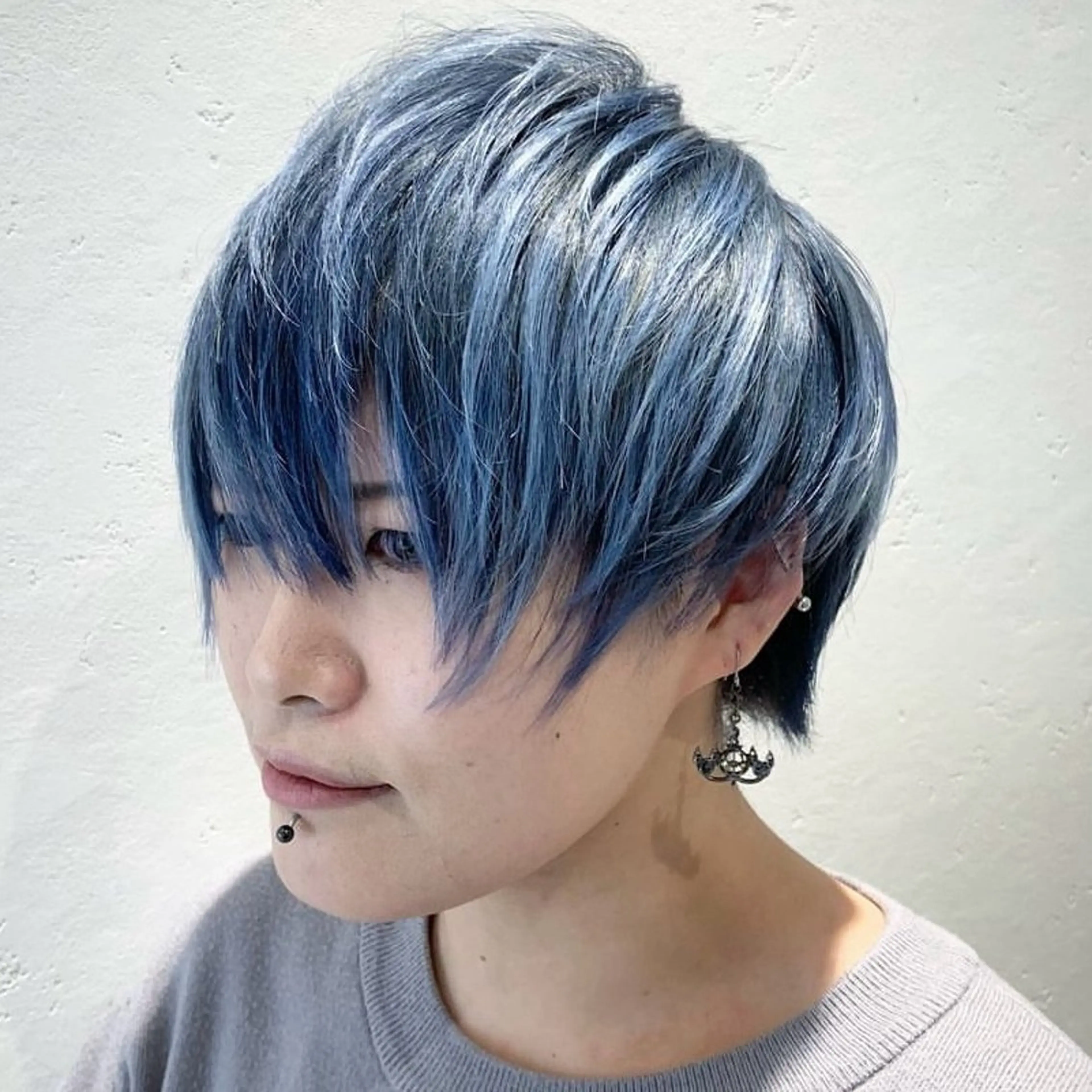 ショート カラー ヘアアレンジ アニメ髪・ウルフ🦇 樋口莉夏のヘアスタイル