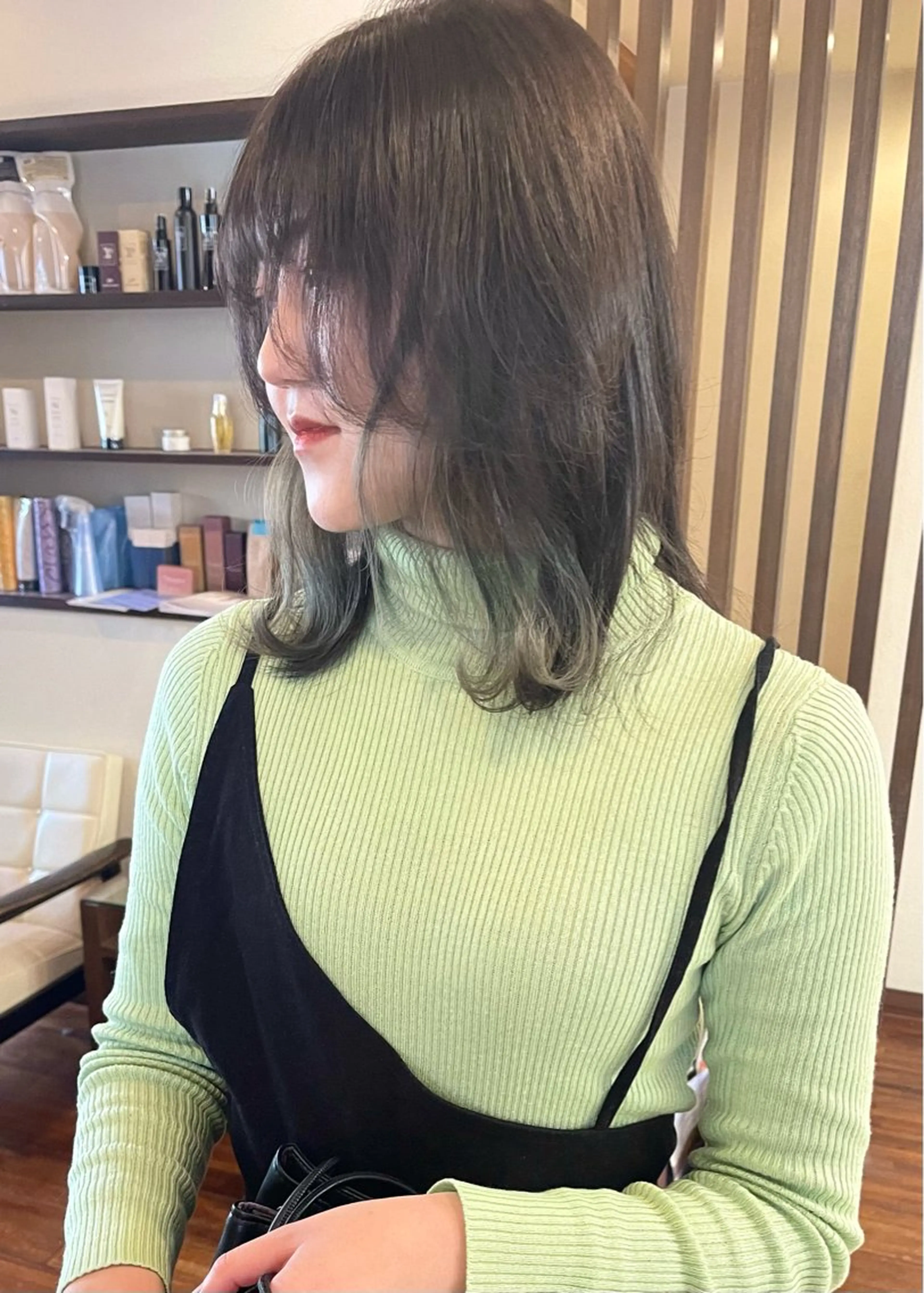 ミディアム カラー インナーカラー シルバー カット ヘアカラー トリートメント 髪質改善ｶﾗｰ ｹｱﾌﾞﾘｰﾁ/ﾀﾑのヘアスタイル