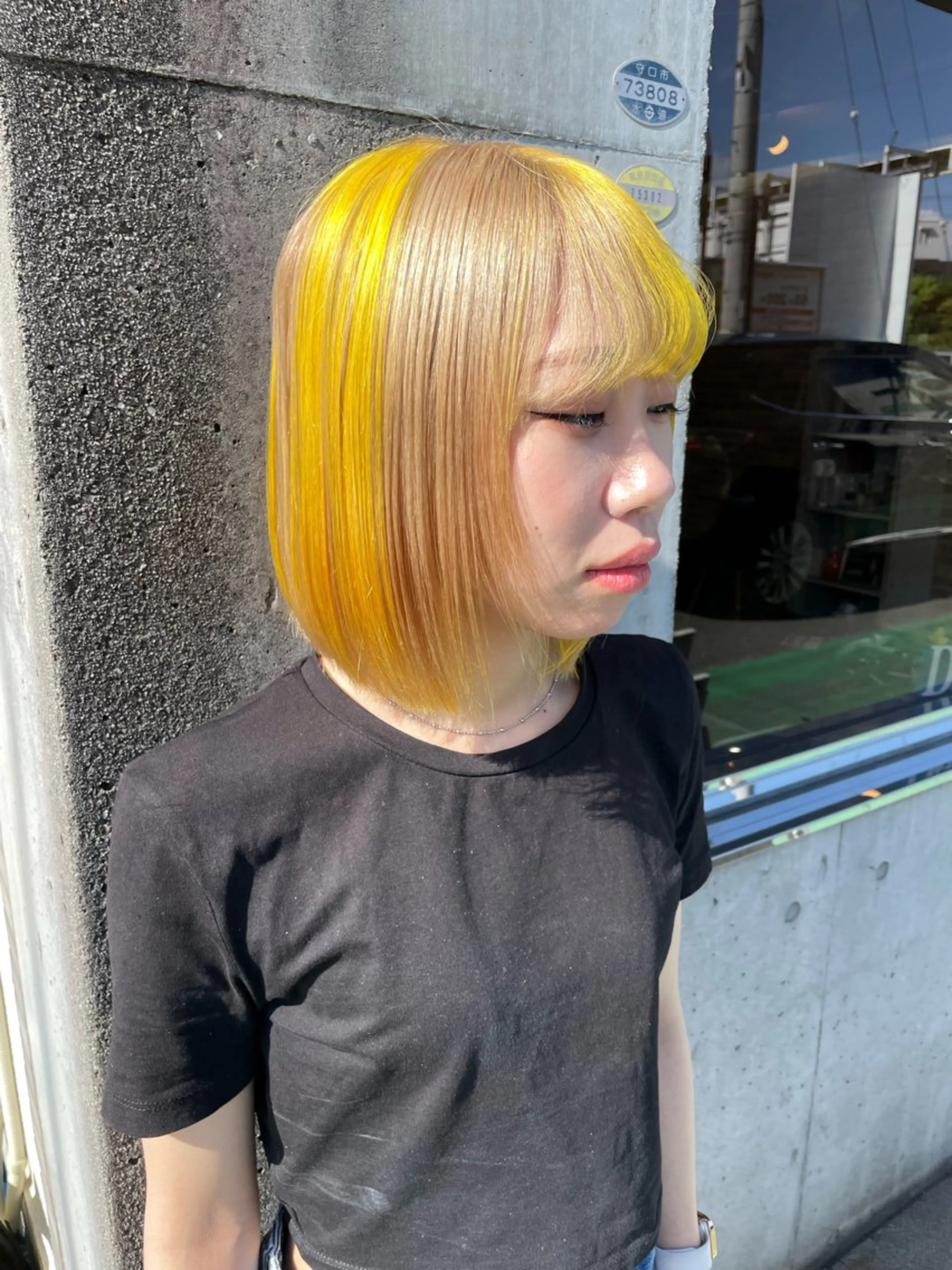 ショート カラー ブリーチ カット ヘアカラー シモダ クルミのヘアスタイル