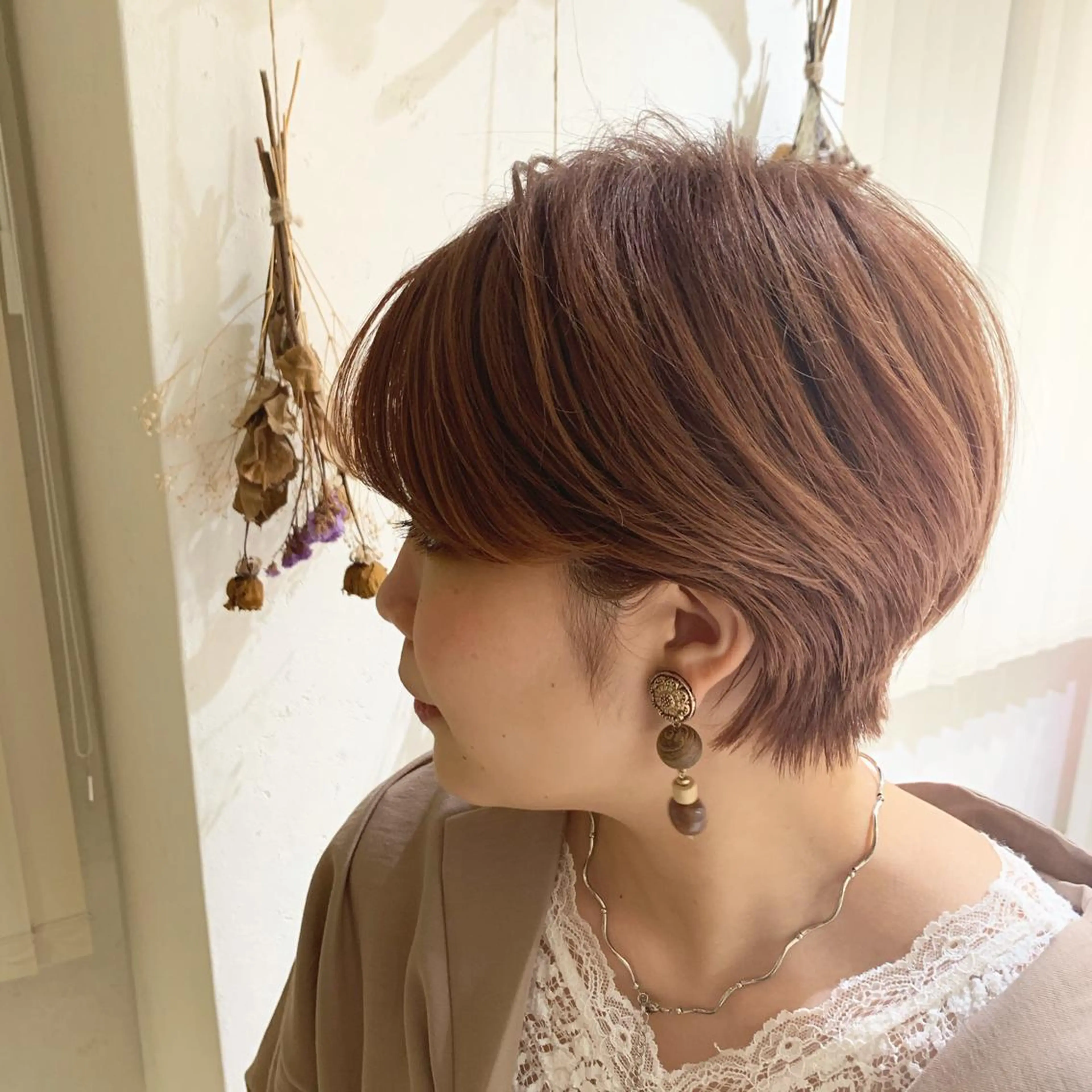 ショート カラー バレイヤージュ ハイライトカラー ハイライト レイヤーカット ショートヘア ヘアカラー circus by KENJE 町田店のヘアスタイル