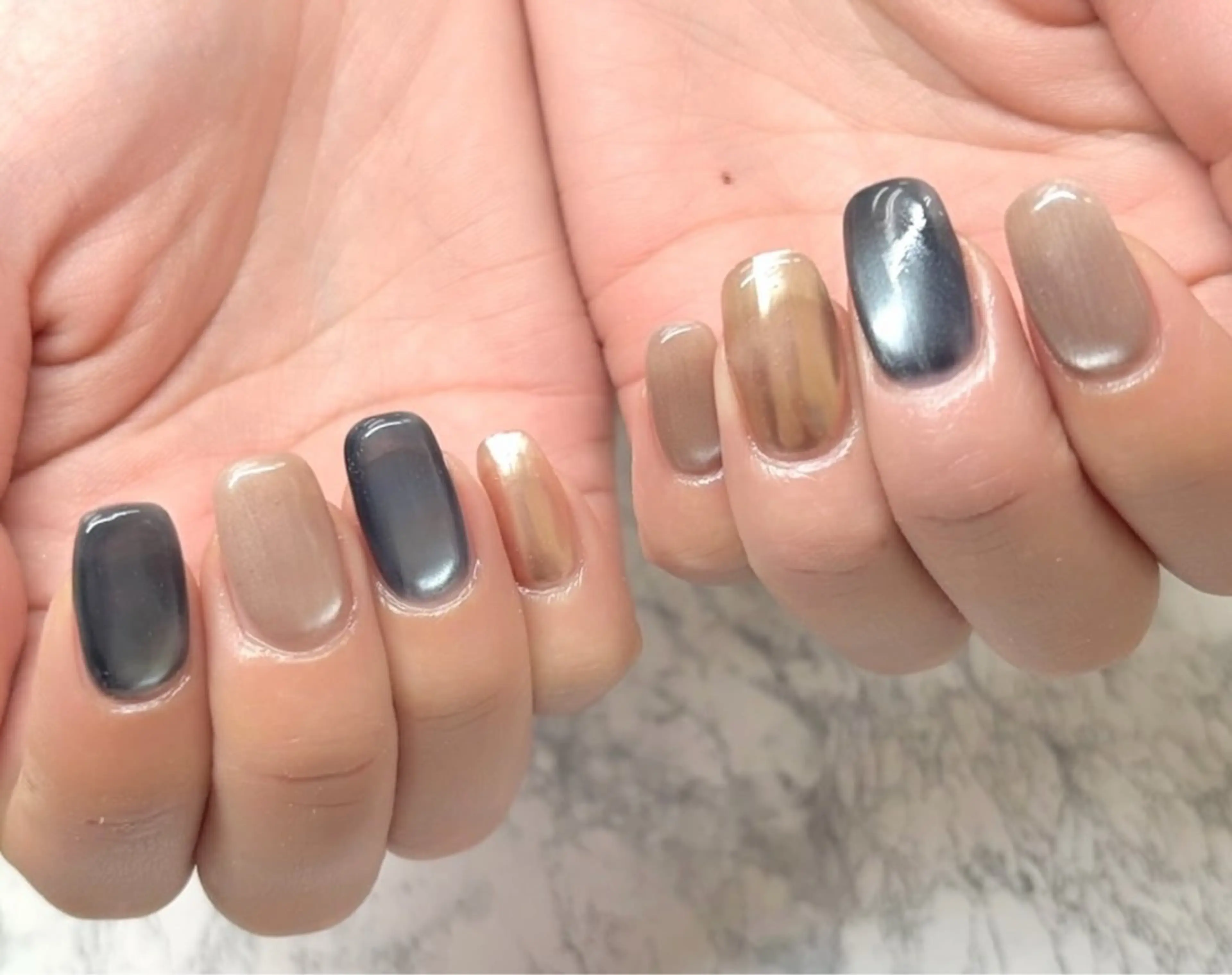 ネイル マグネットネイル ミラーネイル シンプルネイル ハンドネイル iku🌷 by 上福岡らんらんのネイルデザイン