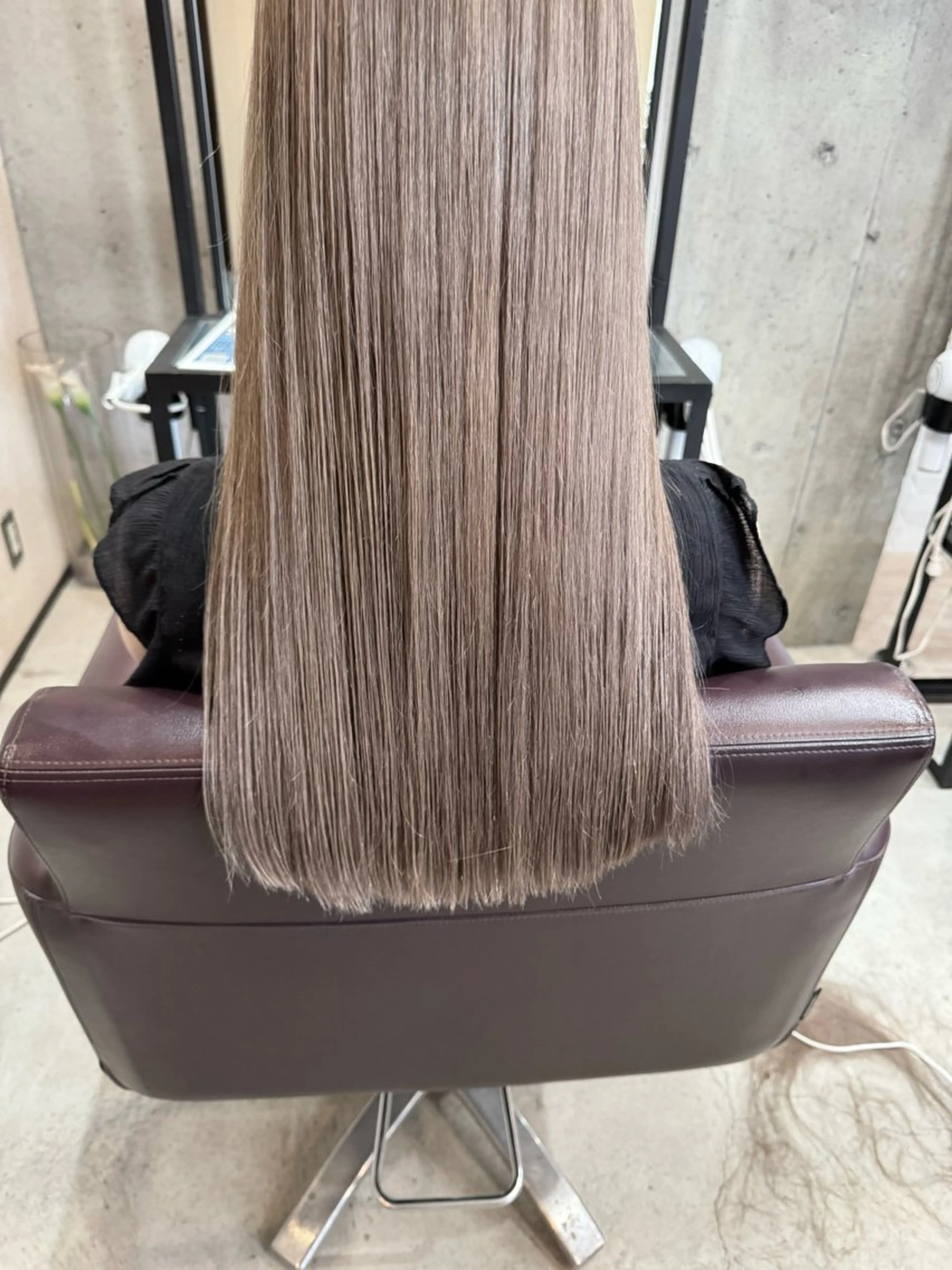 【髪に優しいケアブリーチ使用】【脱白髪染めも◎】透明感ダブルカラー＋カット＋𝐀𝐮𝐣𝐮𝐚トリートメントの写真