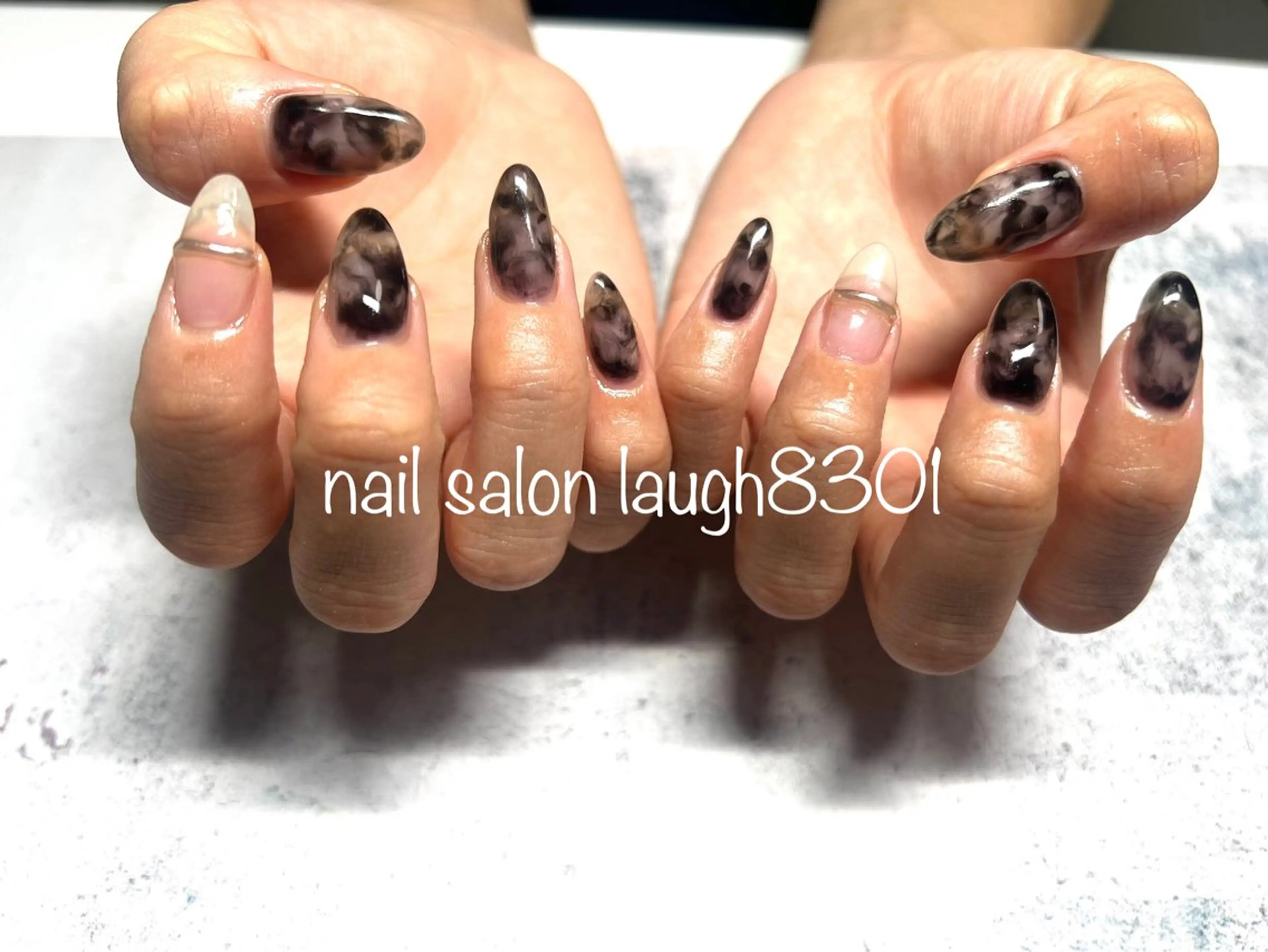 ミディアム 渋谷　Laugh 8301のネイルデザイン