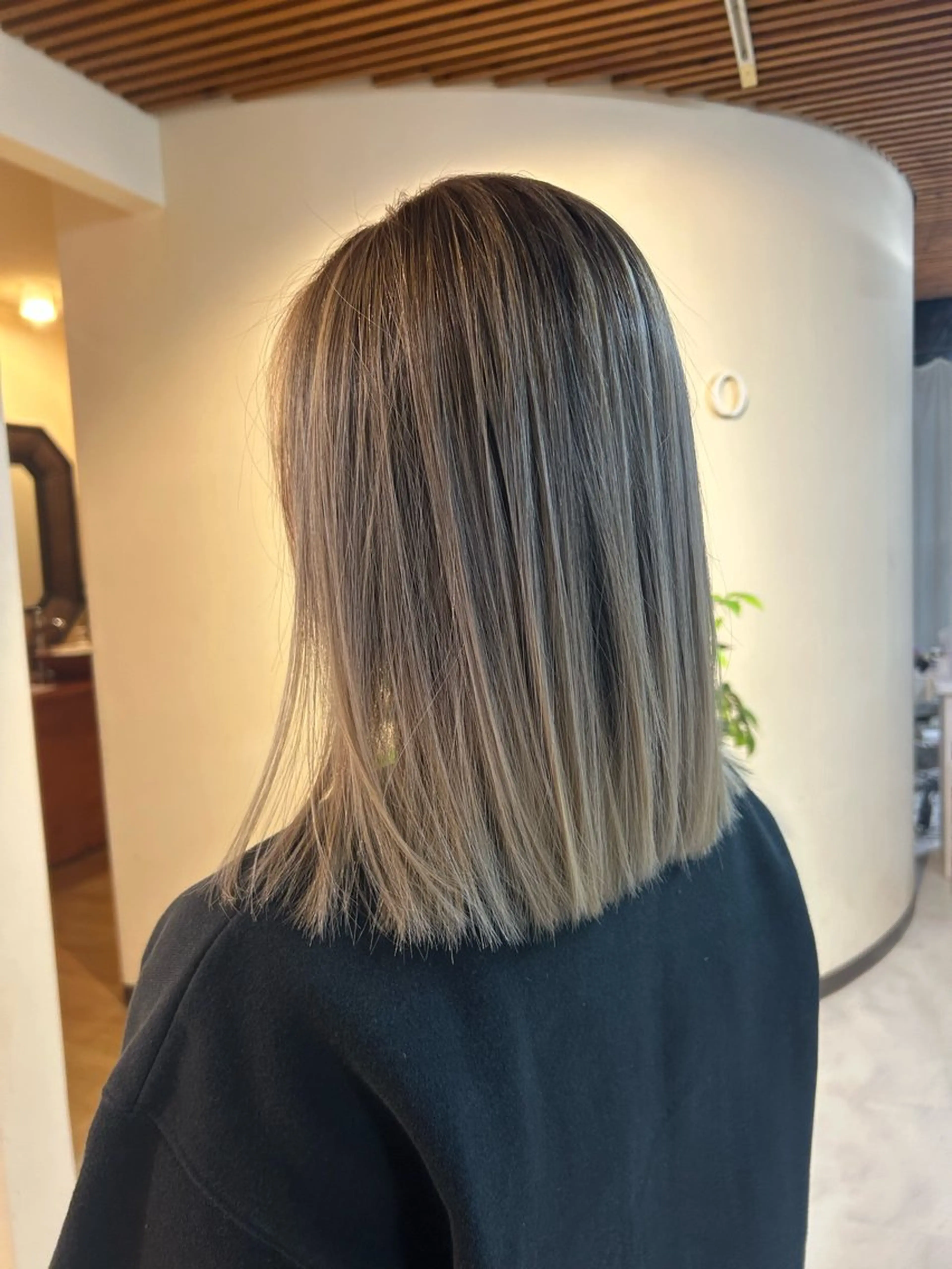 ミディアム カラー バレイヤージュ デザインカラー レイヤーカット カット ヘアカラー デザインカラー／ ハイトーン／竹井俊介のヘアスタイル