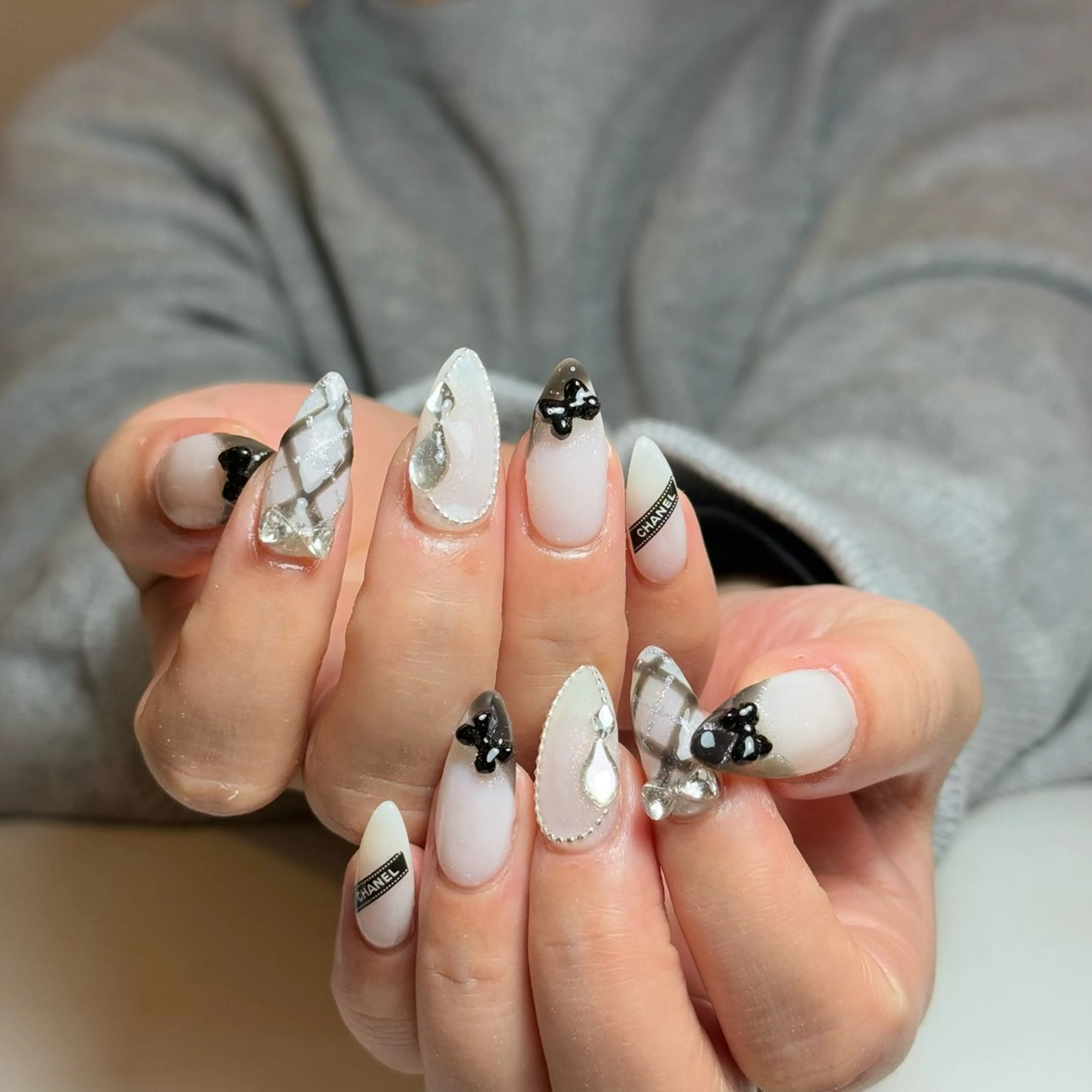 ネイル チークネイル フレンチネイル グラデーション キラキラネイル 韓国ネイル ハンドネイル Risa_ Nailのネイルデザイン