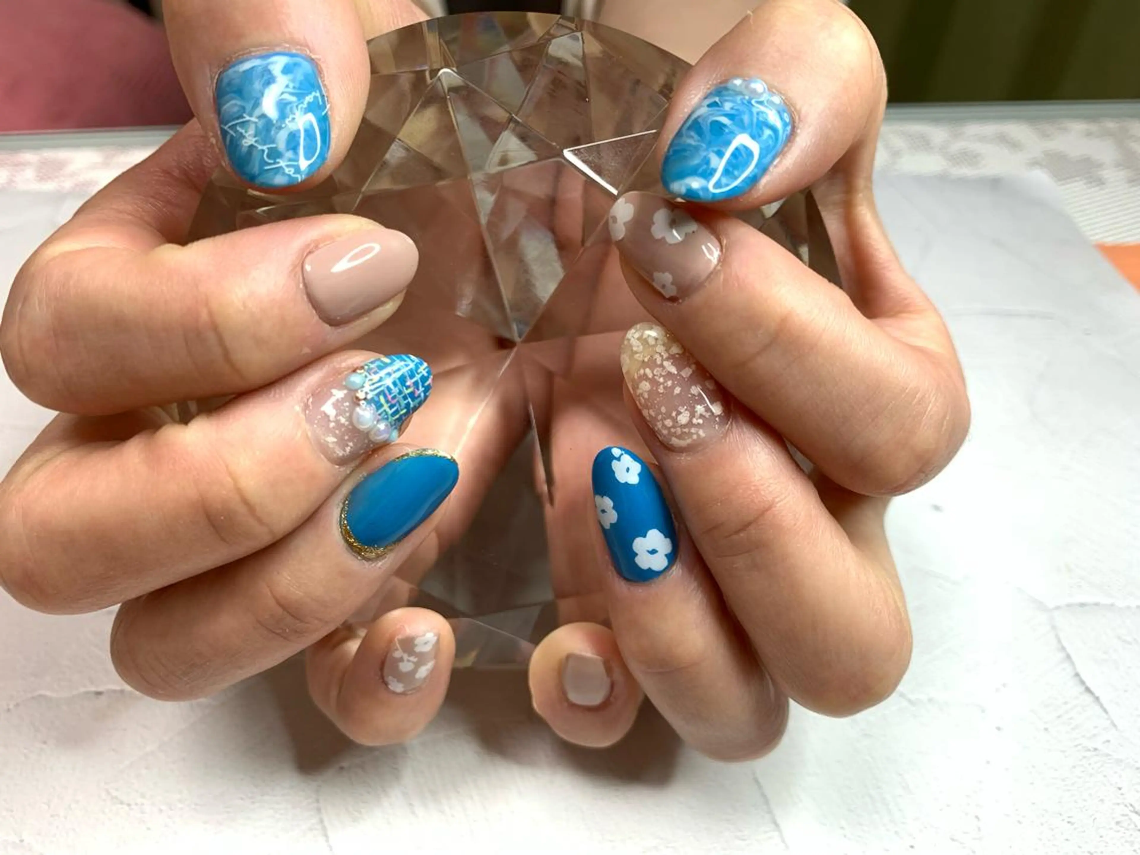 ネイル ブルー フラワーネイル ラメ(グリッター) ホワイト noheanail YONEDAのネイルデザイン