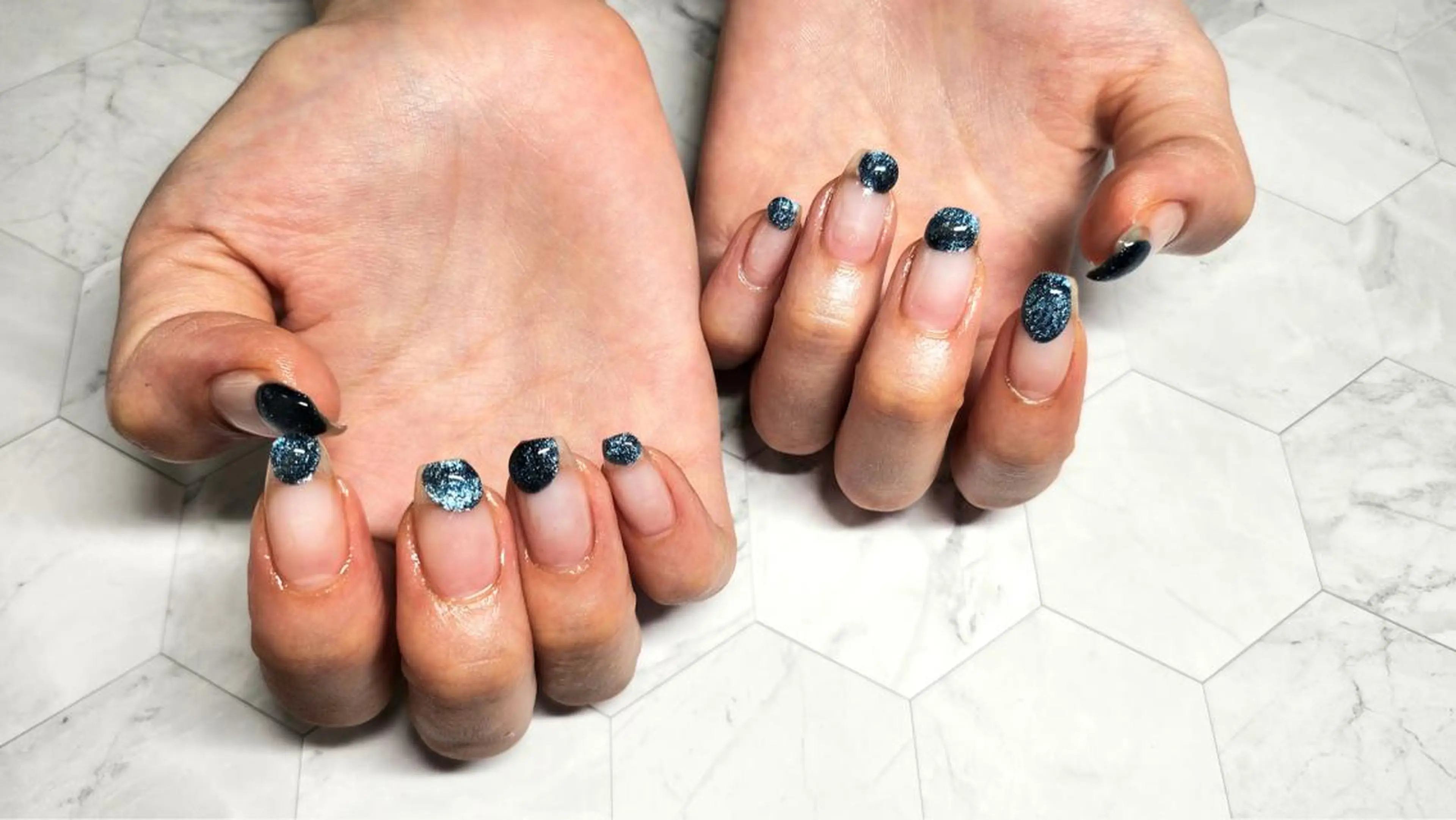 ミディアム 渋谷　Laugh 8301のネイルデザイン