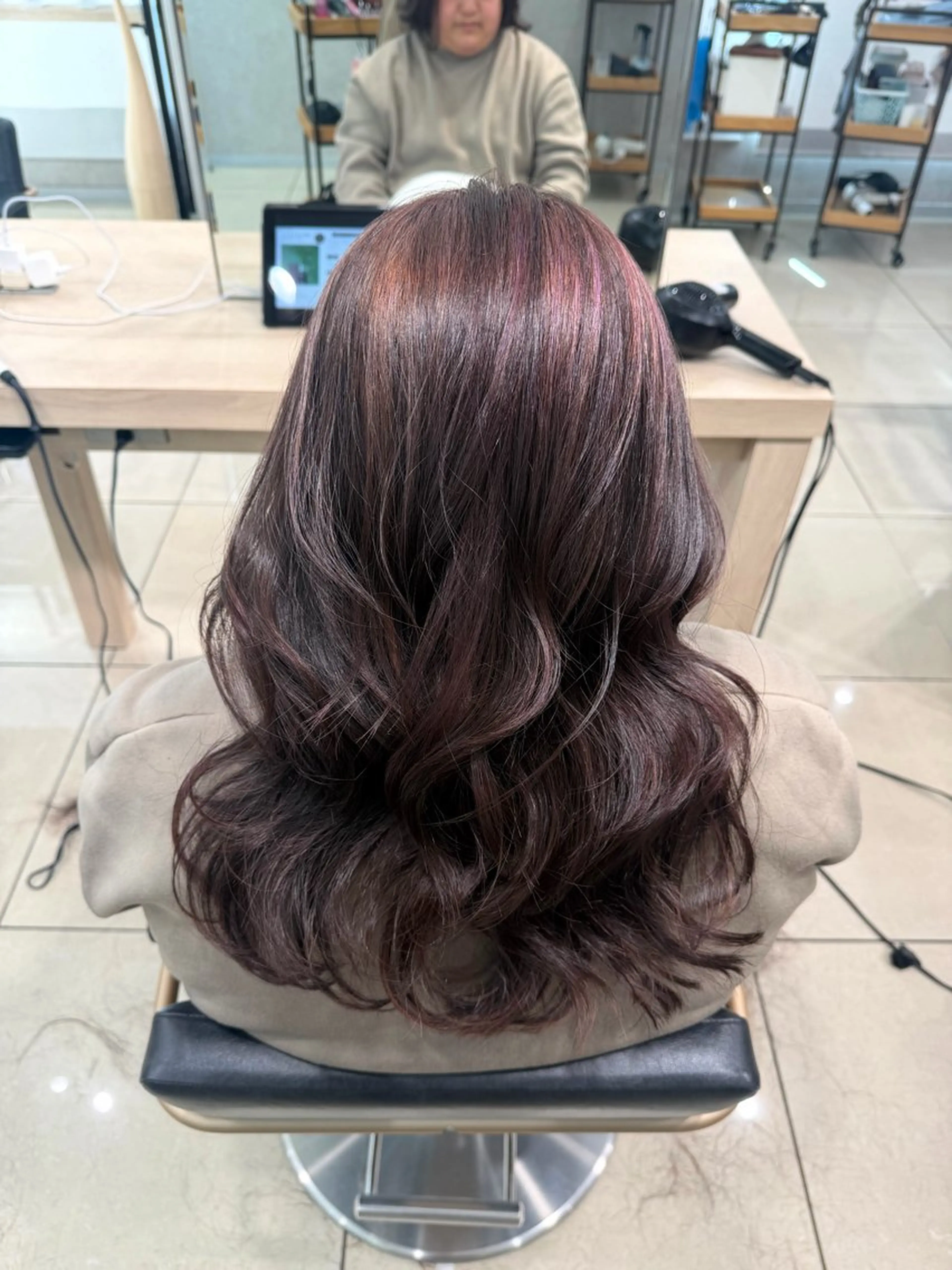 ロング カラー デザインカラー ハイライトカラー パープルカラー ハイライト レイヤーカット カット ヘアカラー 巖本 真希のヘアスタイル