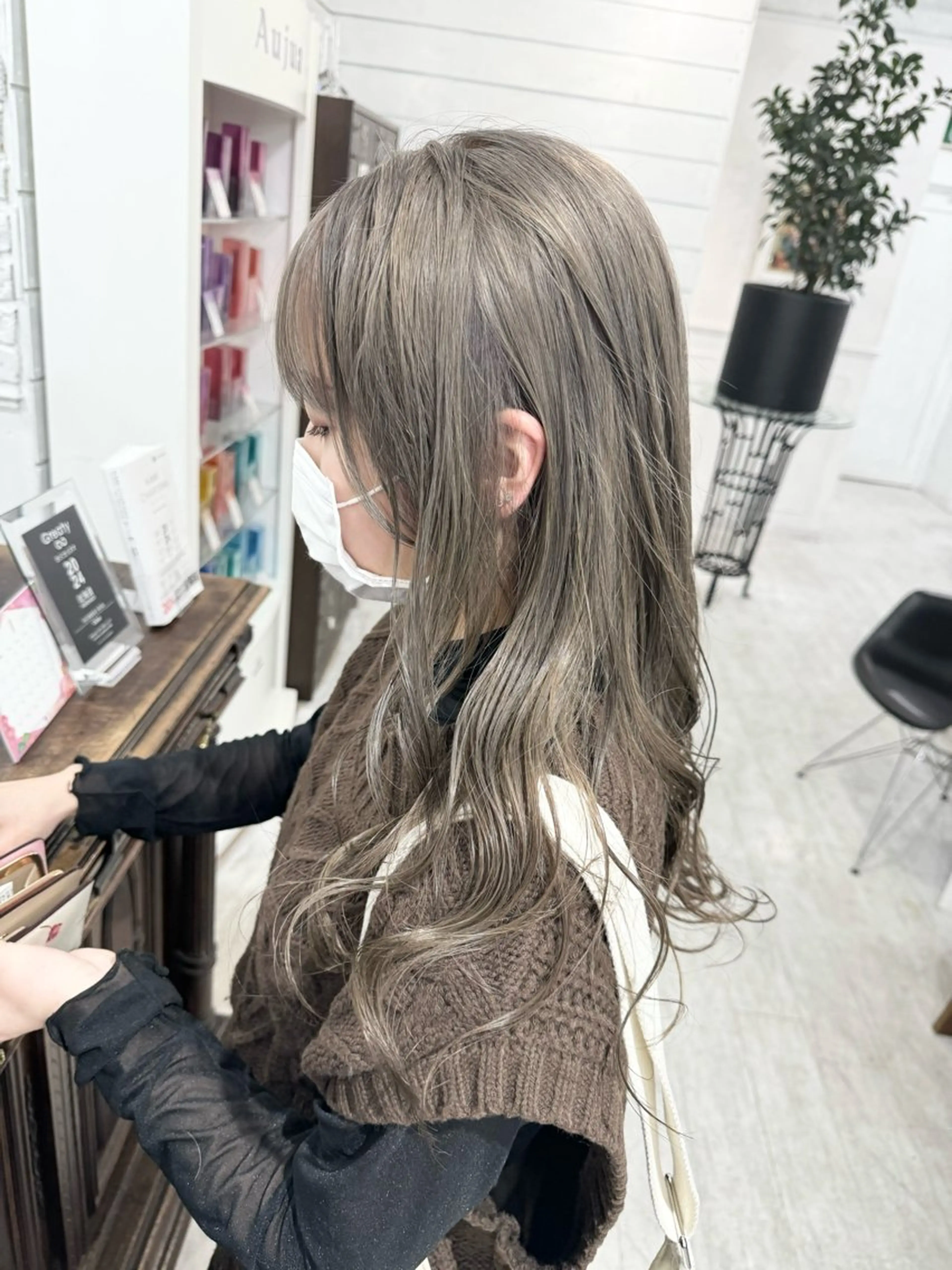 セミロング ミストバング ラベンダーベージュ パープルカラー ボブ 顔周りカット SALOWIN札幌大通り所属・札幌ブリーチカラー/ ダブルカラー/ドイのヘアスタイル