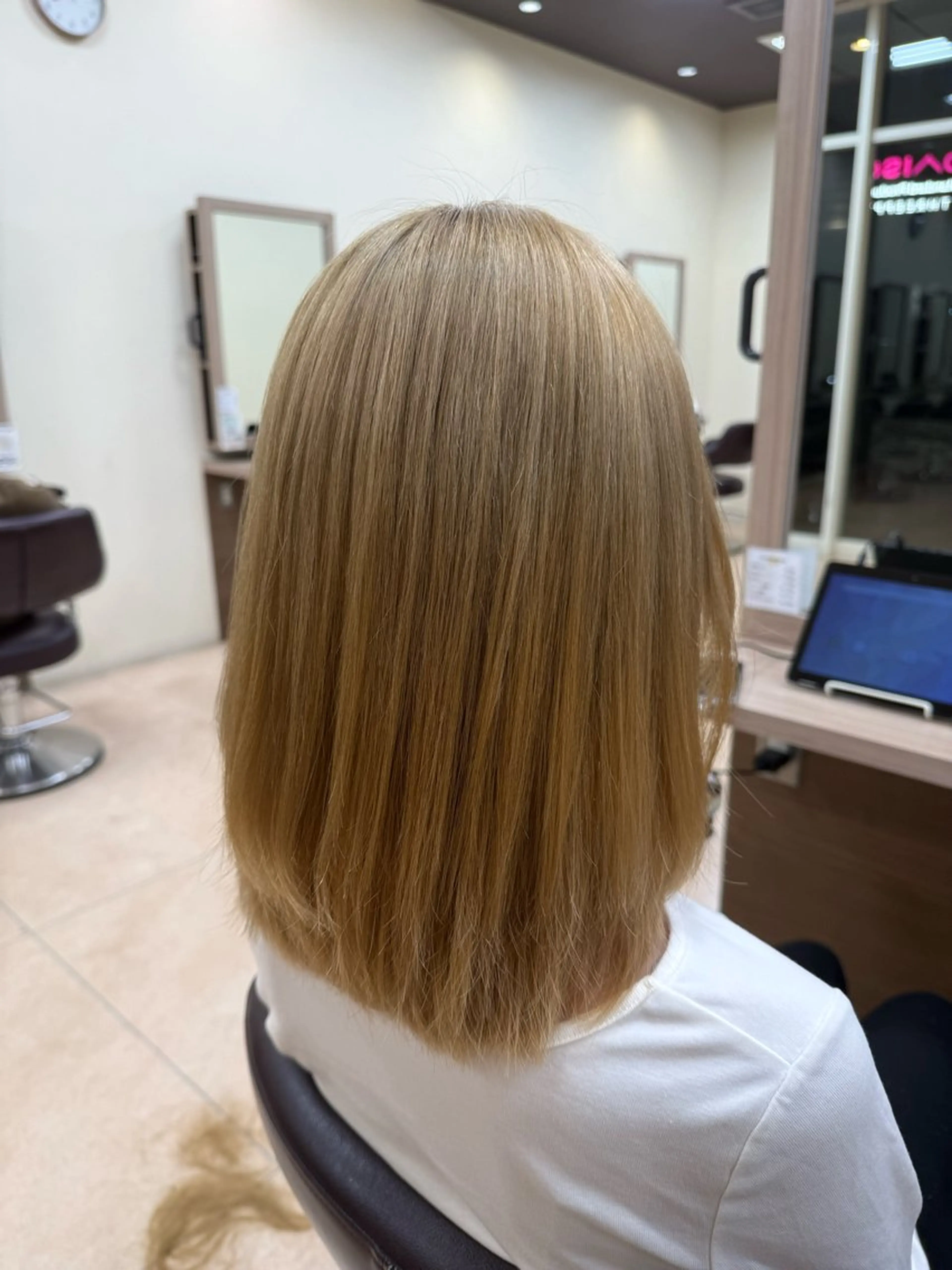 ミディアム レイヤーカット 茅根 紗加のヘアスタイル