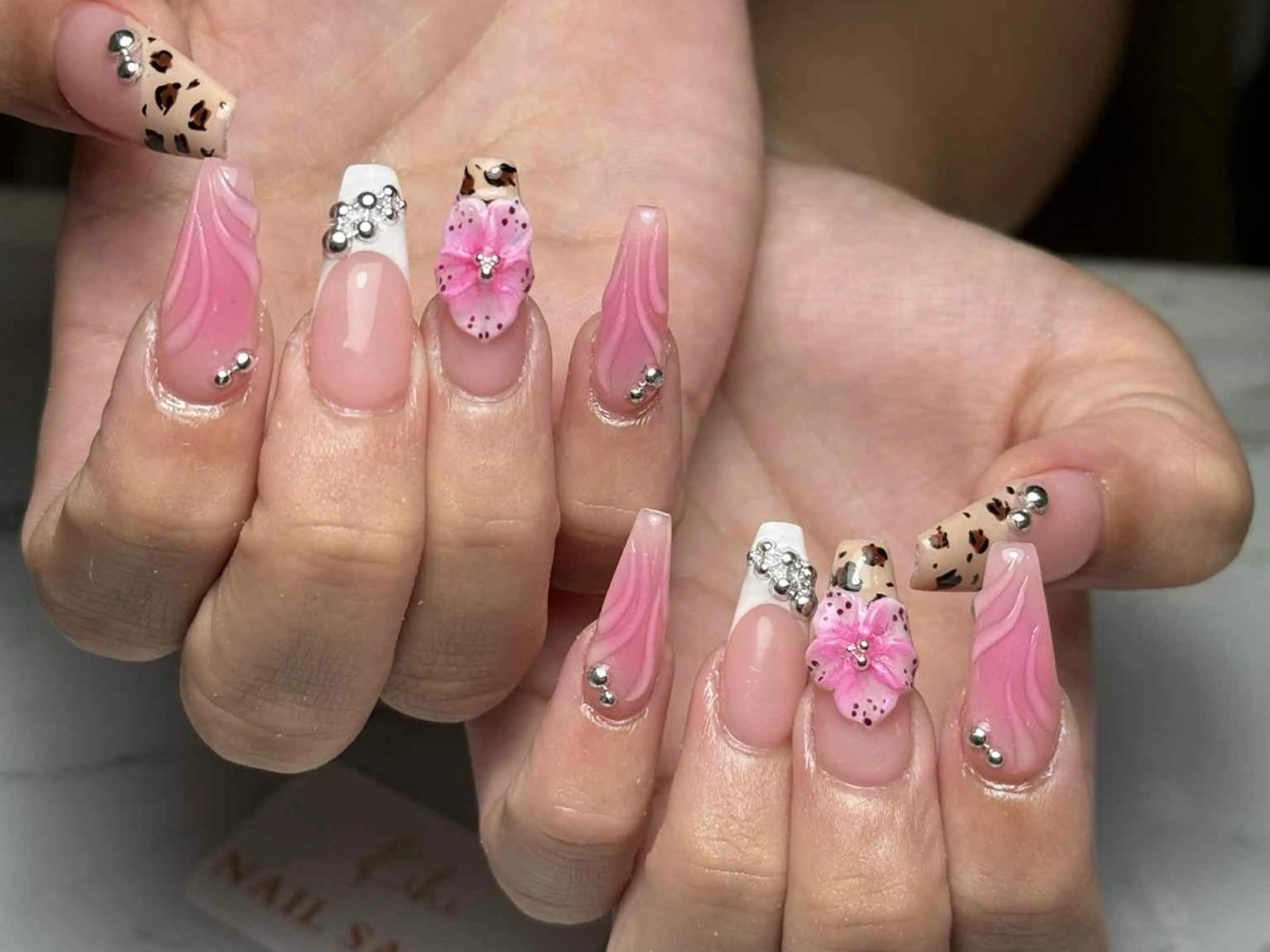 【ソフトジェル付き替えオフ無料】チップ持ち込みやり放題パーツつけ放題&アートし放題150分の写真