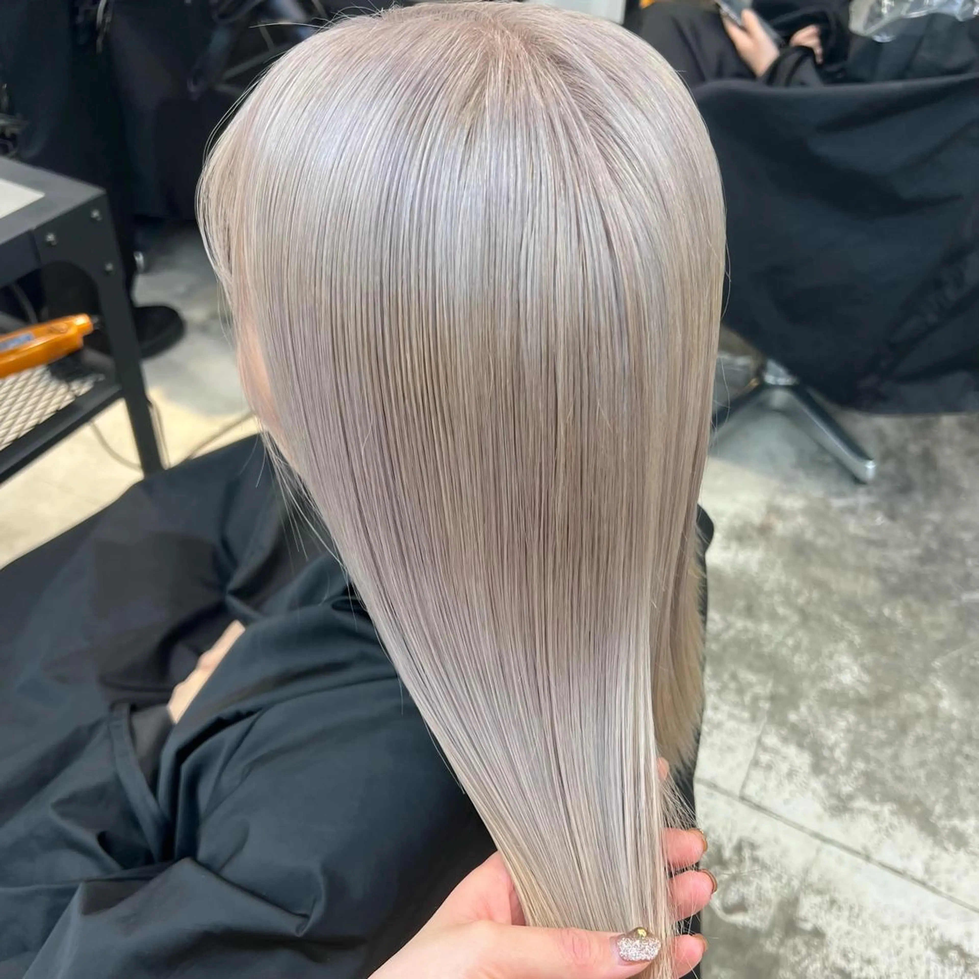 セミロング カラー ヘアカラー トリートメント 🌼動き×透明感🩵 ハイトーン/ナナのヘアスタイル