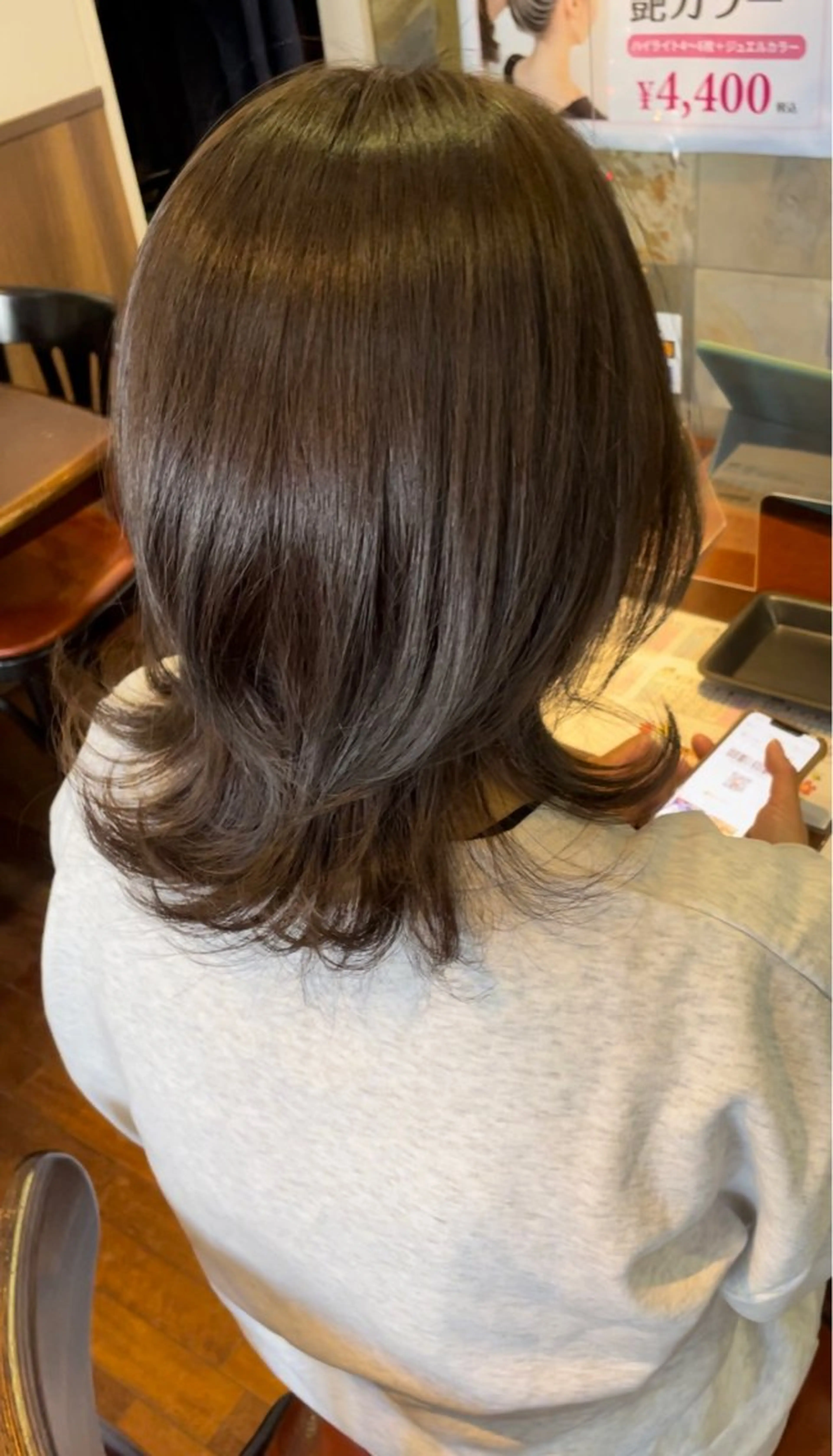 セミロング カラー ブリーチ グレージュ ブリーチなしカラー 外ハネヘア 福見 美保のヘアスタイル