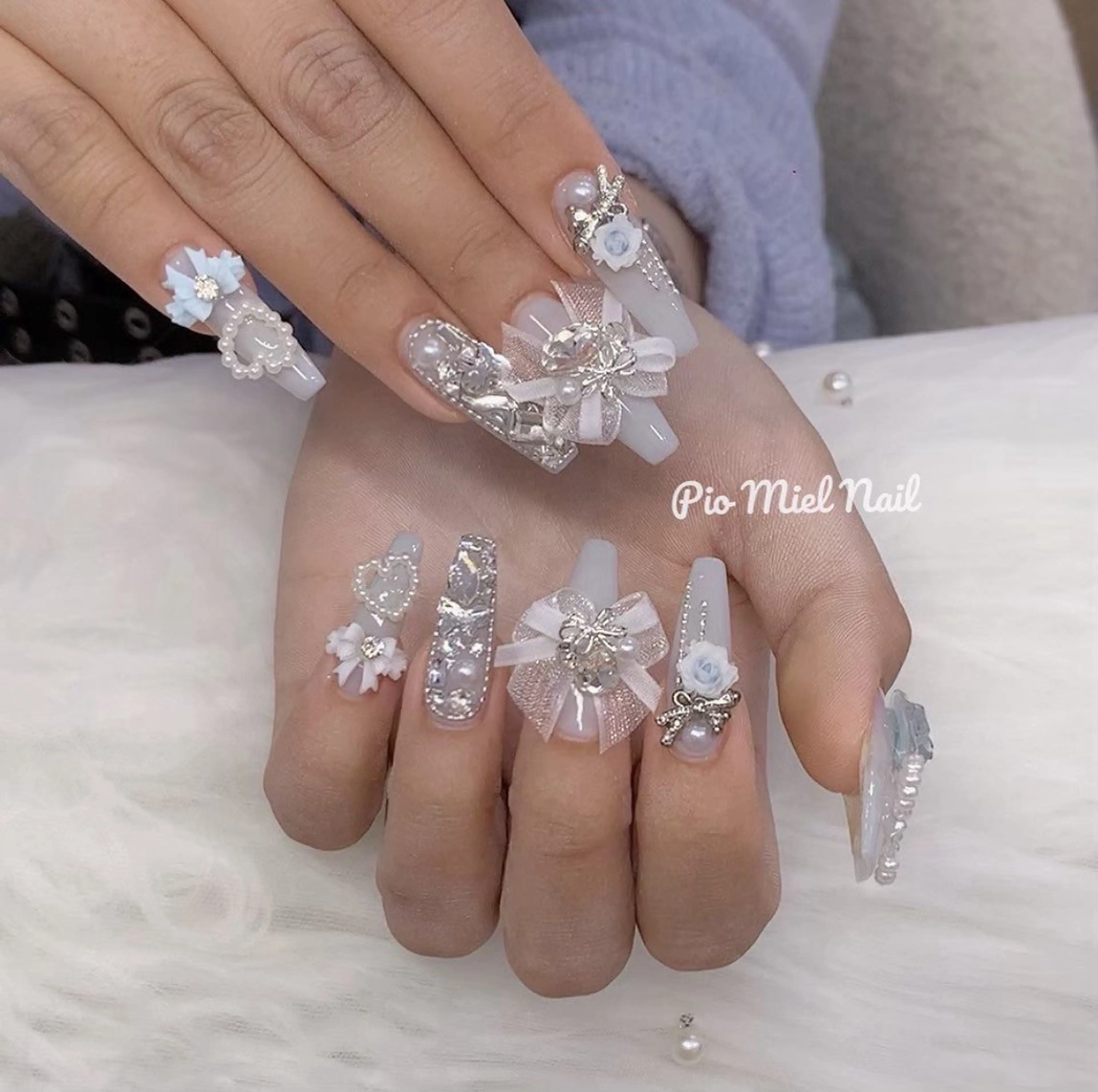 ネイル アートネイル ブルー フラワーネイル ジェルネイル キラキラネイル ハンドネイル momo 長さだしのネイルデザイン