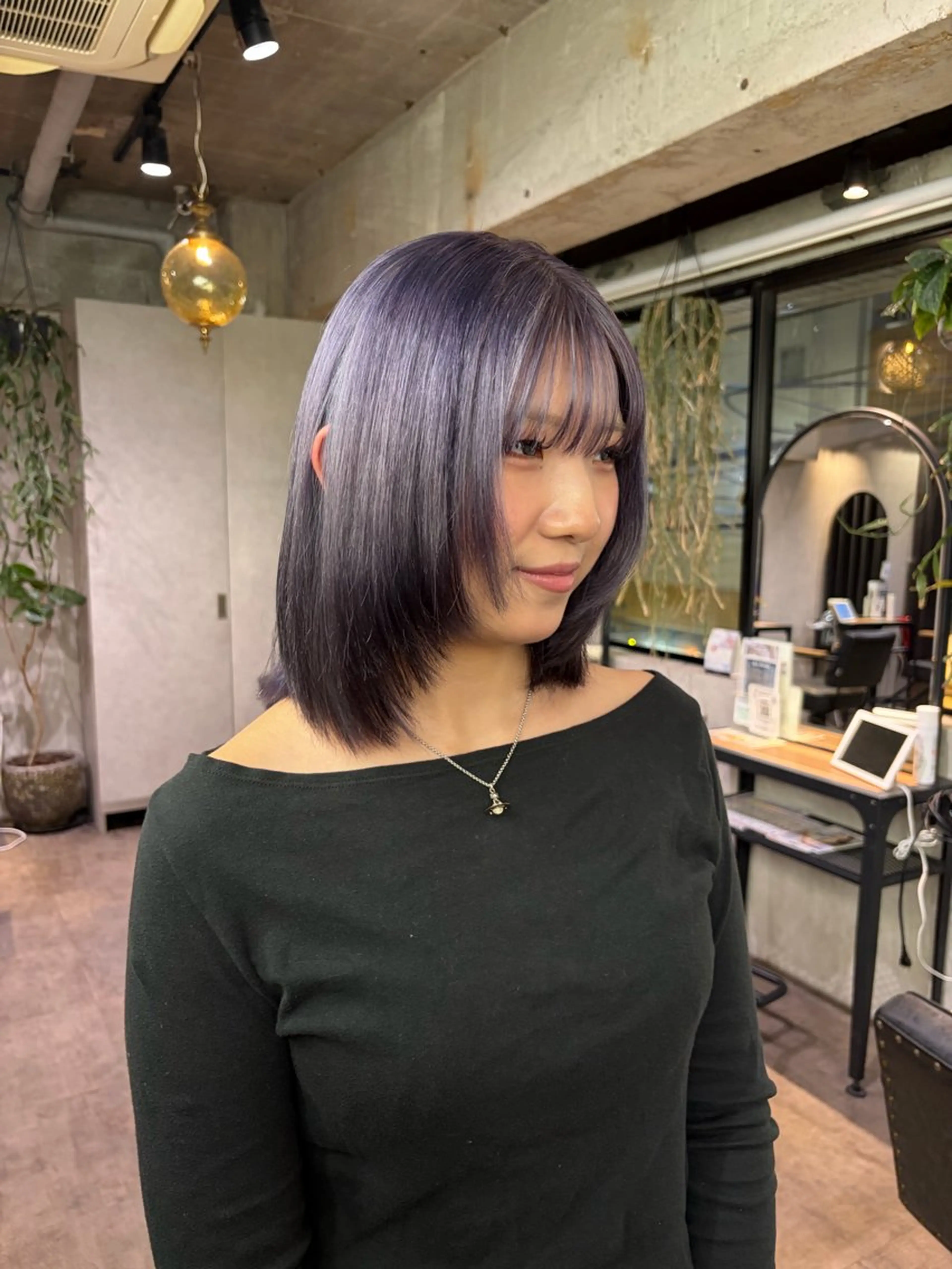 ミディアム カラー グレージュ ラベンダーカラー ラベンダーグレージュ ラベンダーグレー 顔周りカット ヘアカラー 派手髪ハイトーン💛 ネイル💅まりなのネイルデザイン